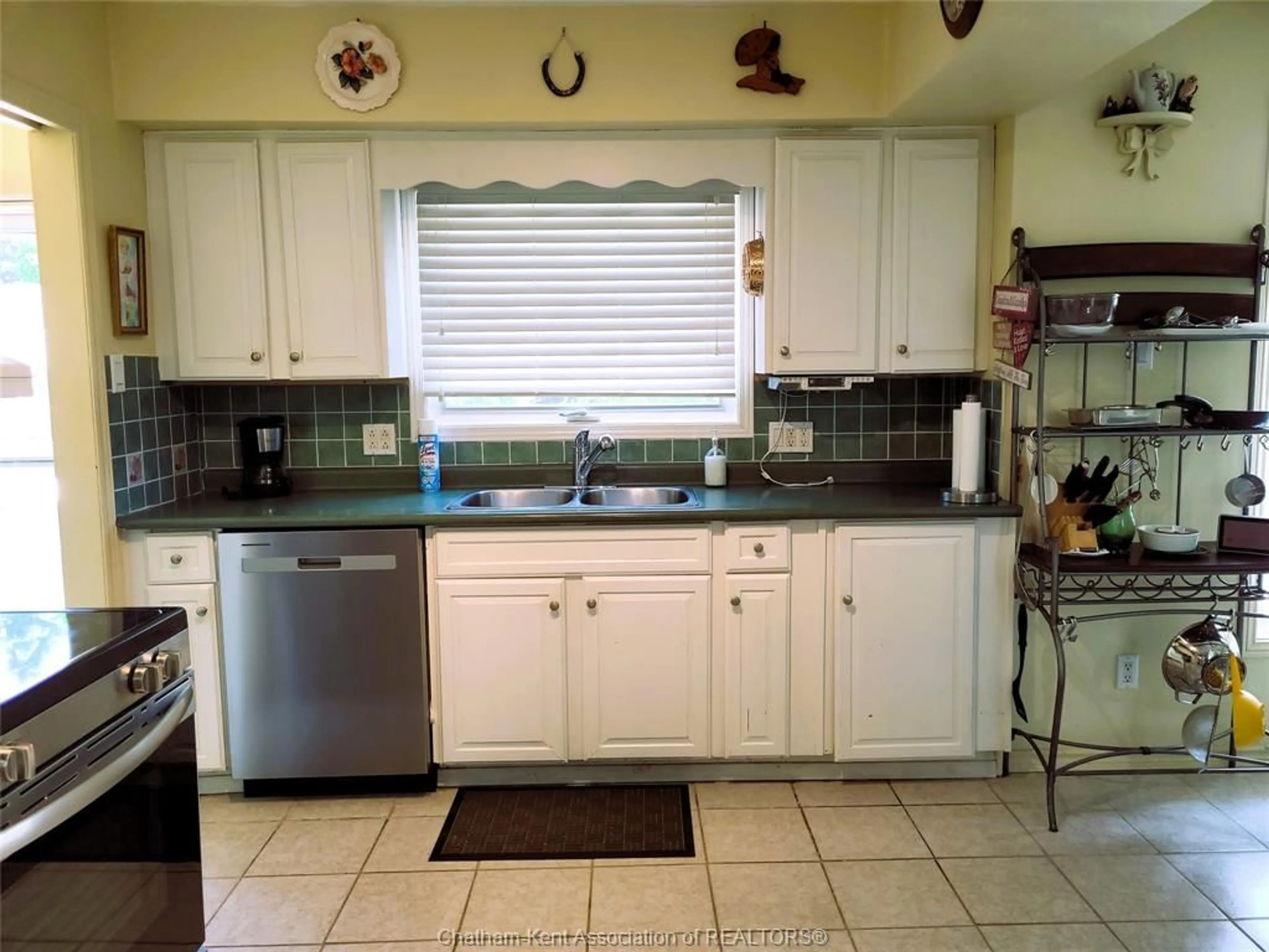 Standard kitchen, ceramic/tile floor for 4 Cairns Cres, Wallaceburg Ontario N8A 4Y6