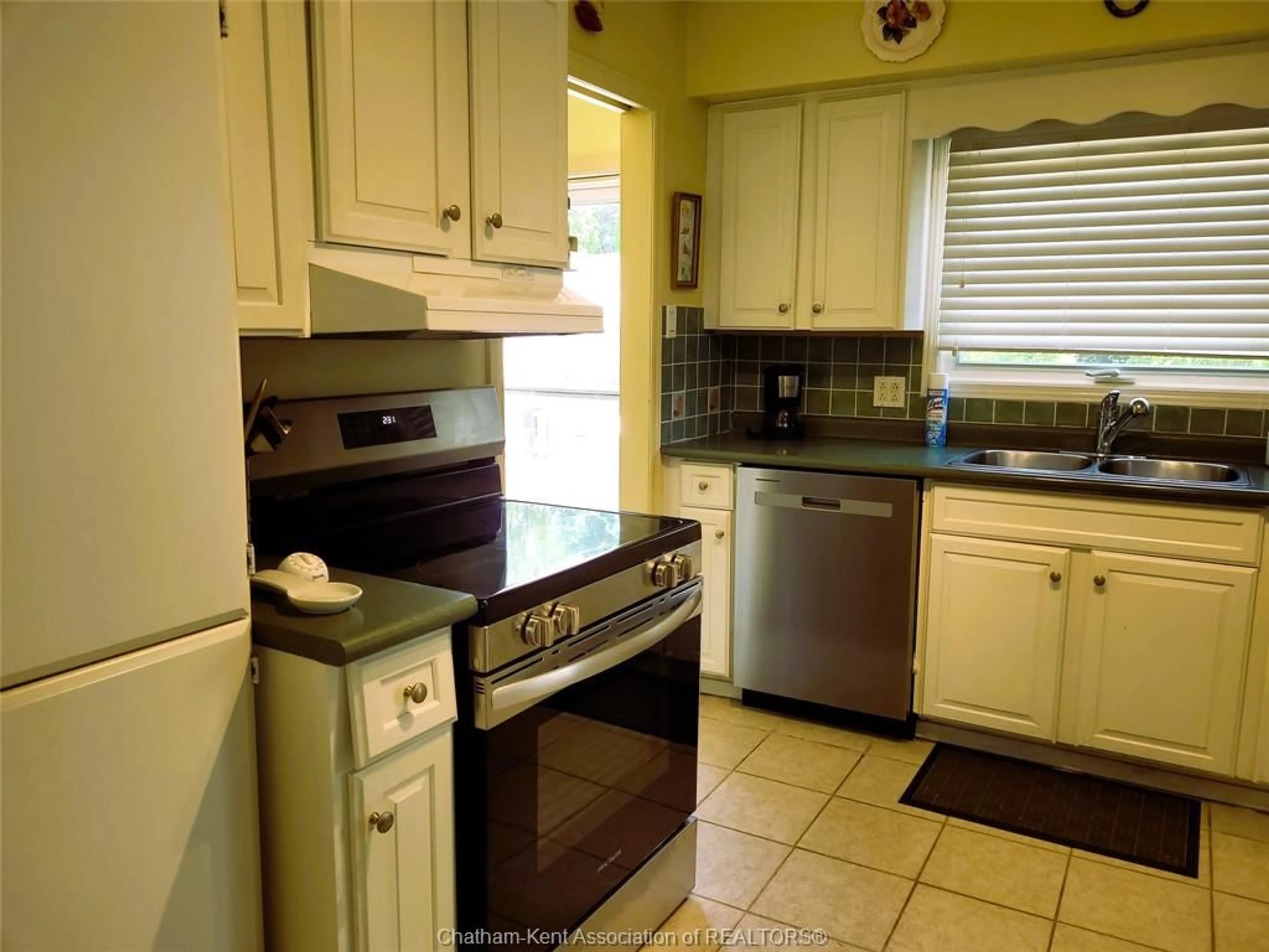 Standard kitchen, ceramic/tile floor for 4 Cairns Cres, Wallaceburg Ontario N8A 4Y6