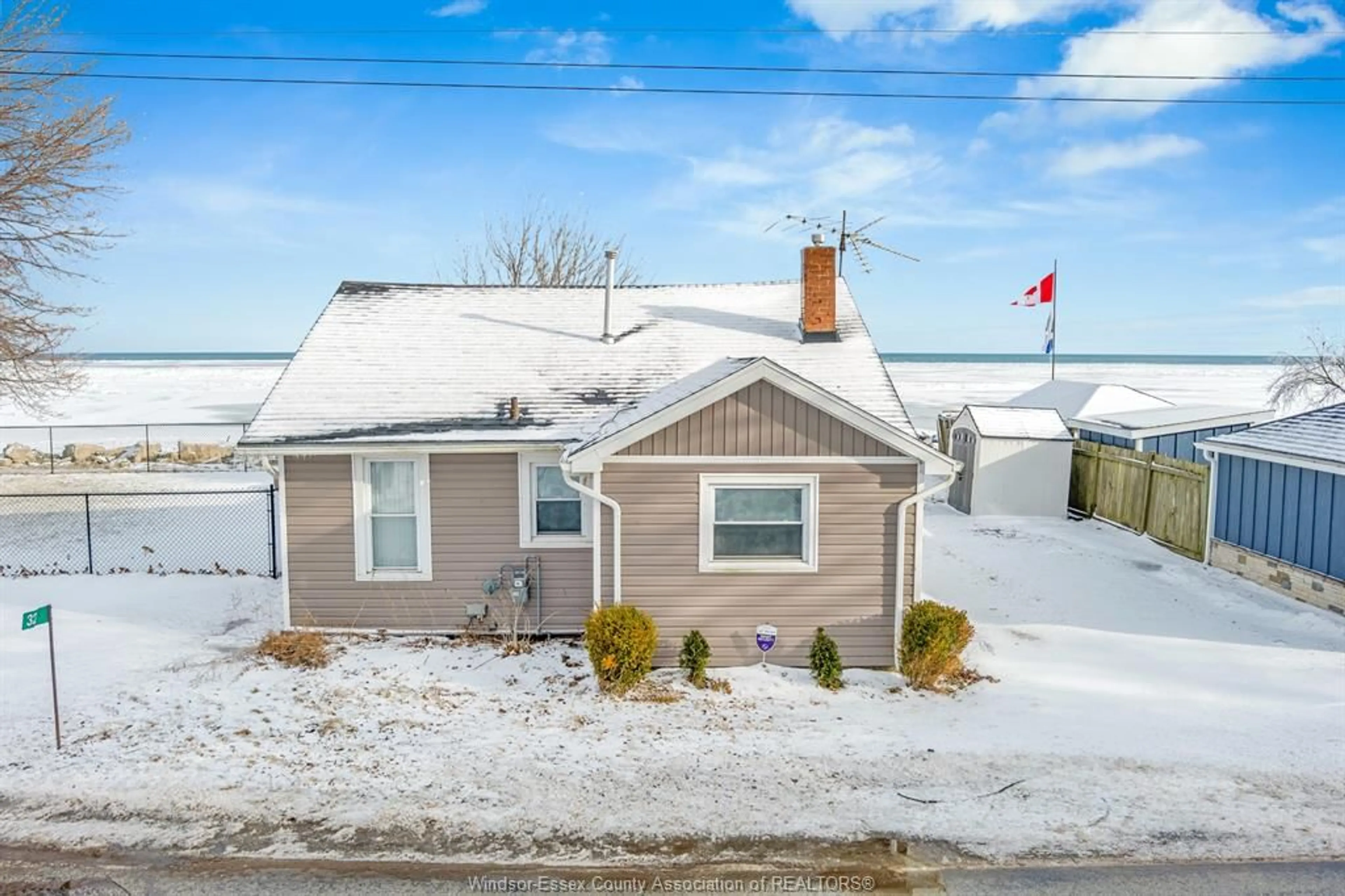 A pic from outside/outdoor area/front of a property/back of a property/a pic from drone, street for 32 PULLEY Rd, Leamington Ontario N0P 2P0