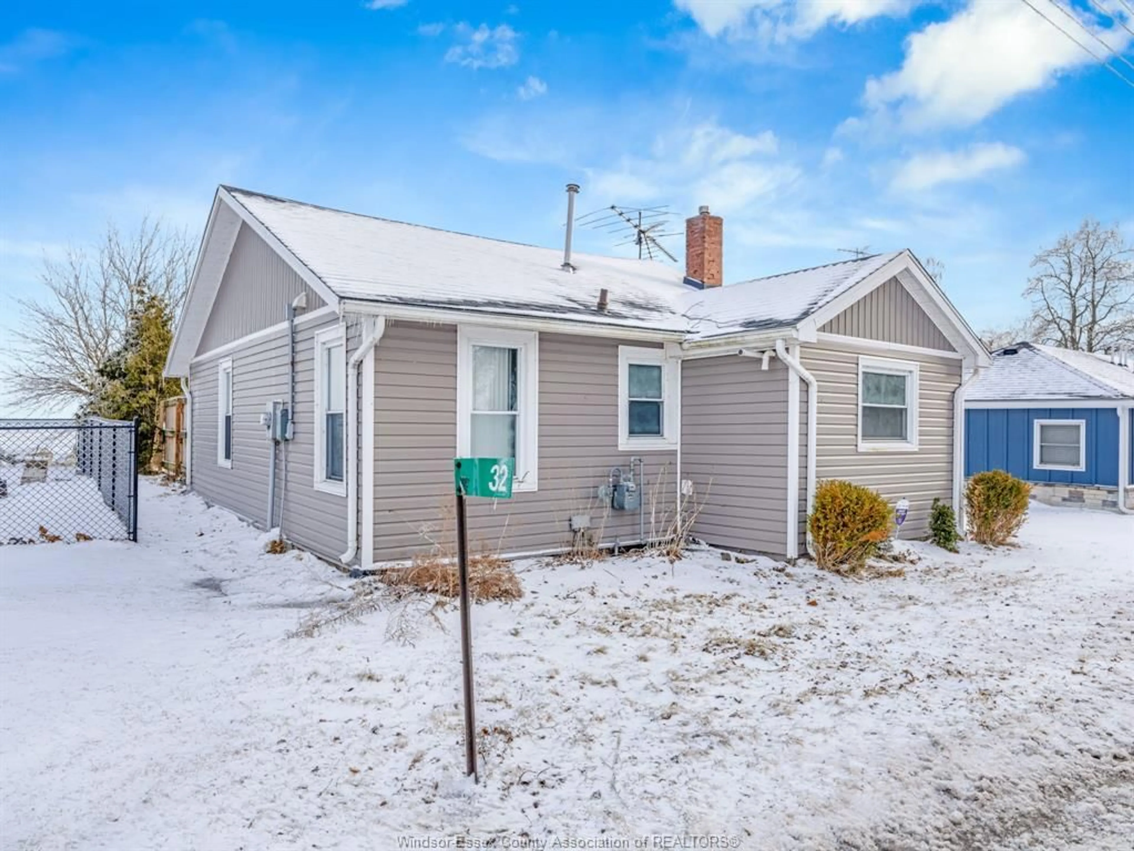 Home with vinyl exterior material, street for 32 PULLEY Rd, Leamington Ontario N0P 2P0