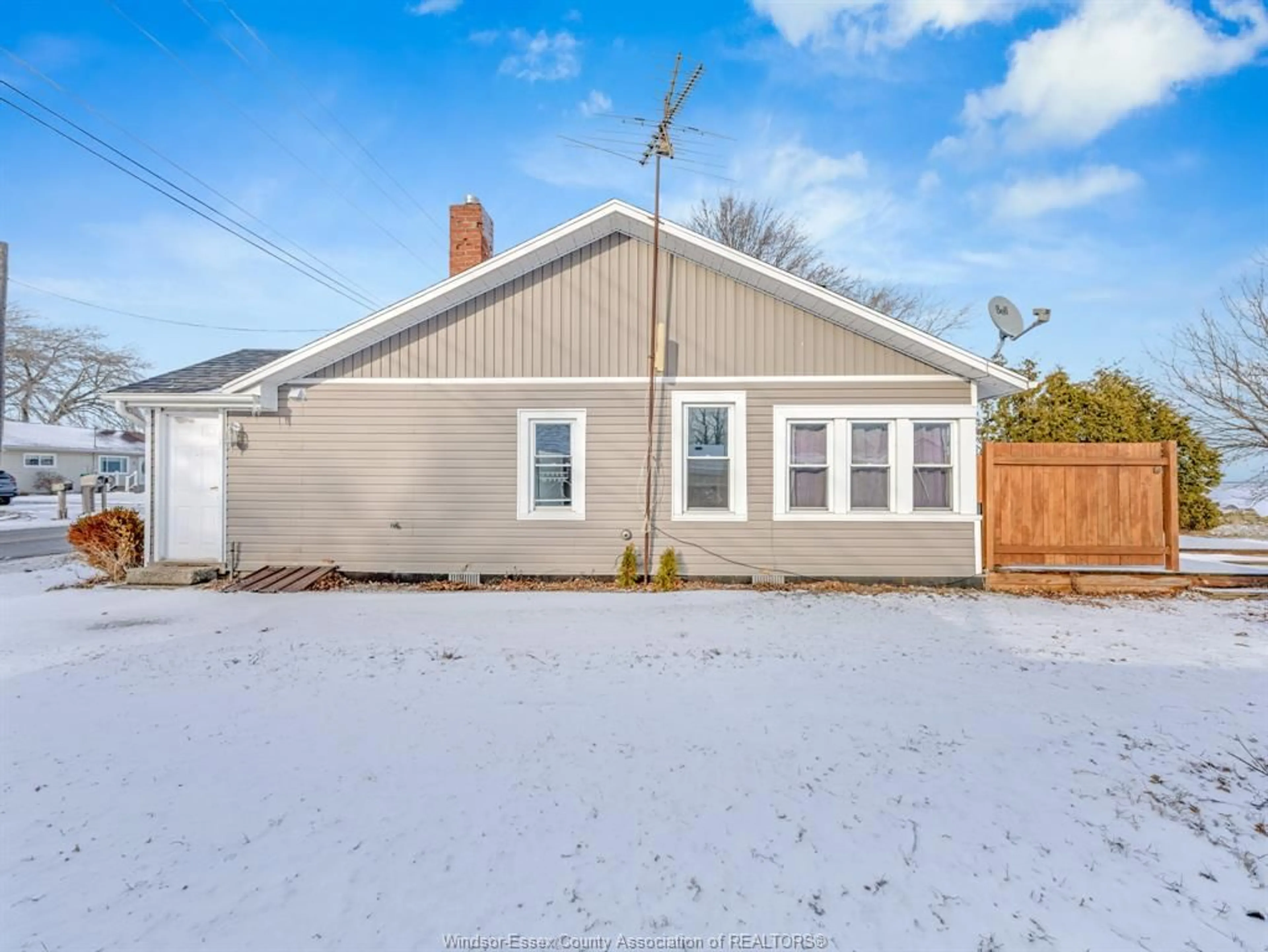 Home with vinyl exterior material, street for 32 PULLEY Rd, Leamington Ontario N0P 2P0