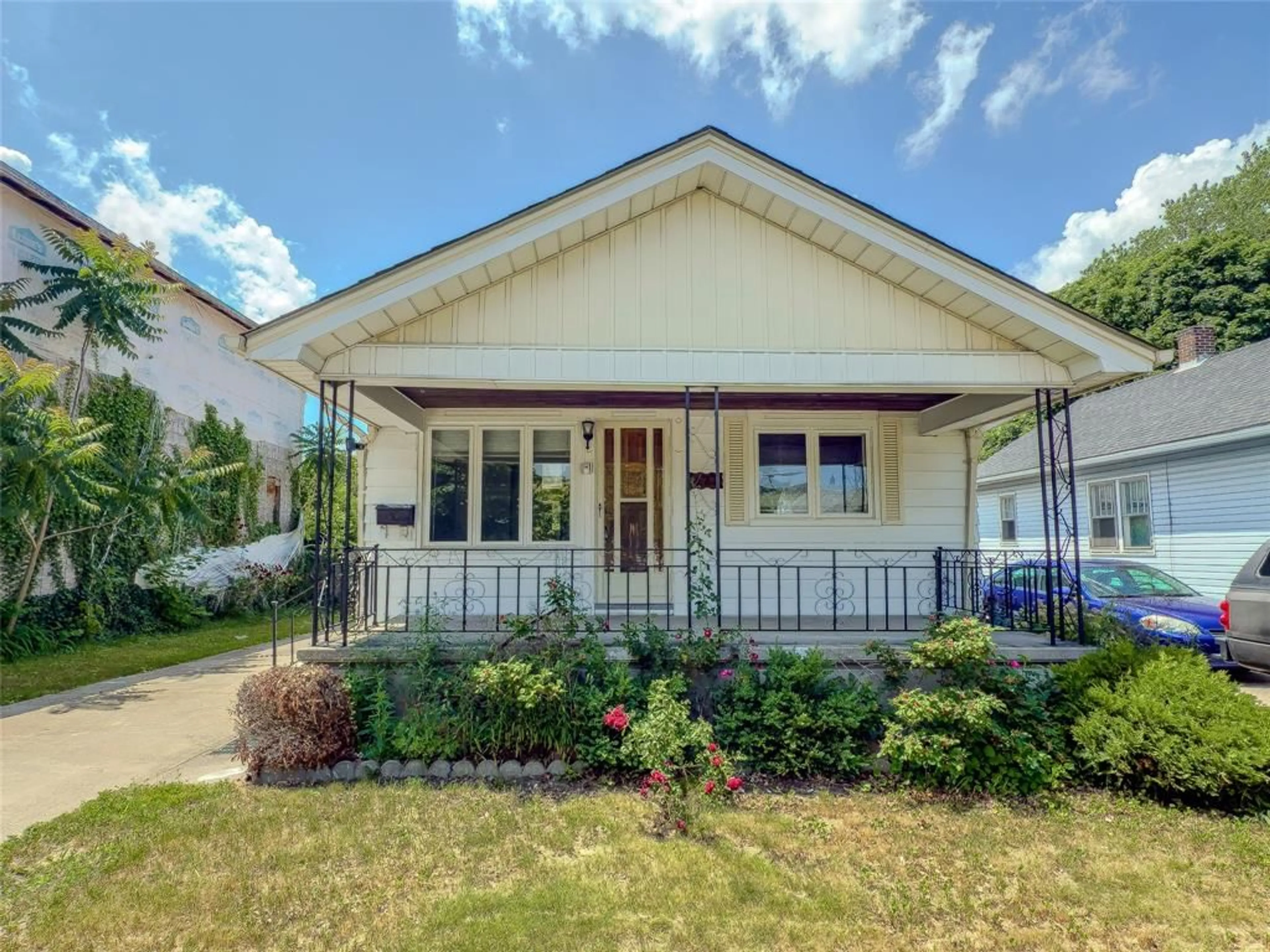 Home with vinyl exterior material, street for 177 GORDON St, Sarnia Ontario N7T 6P1