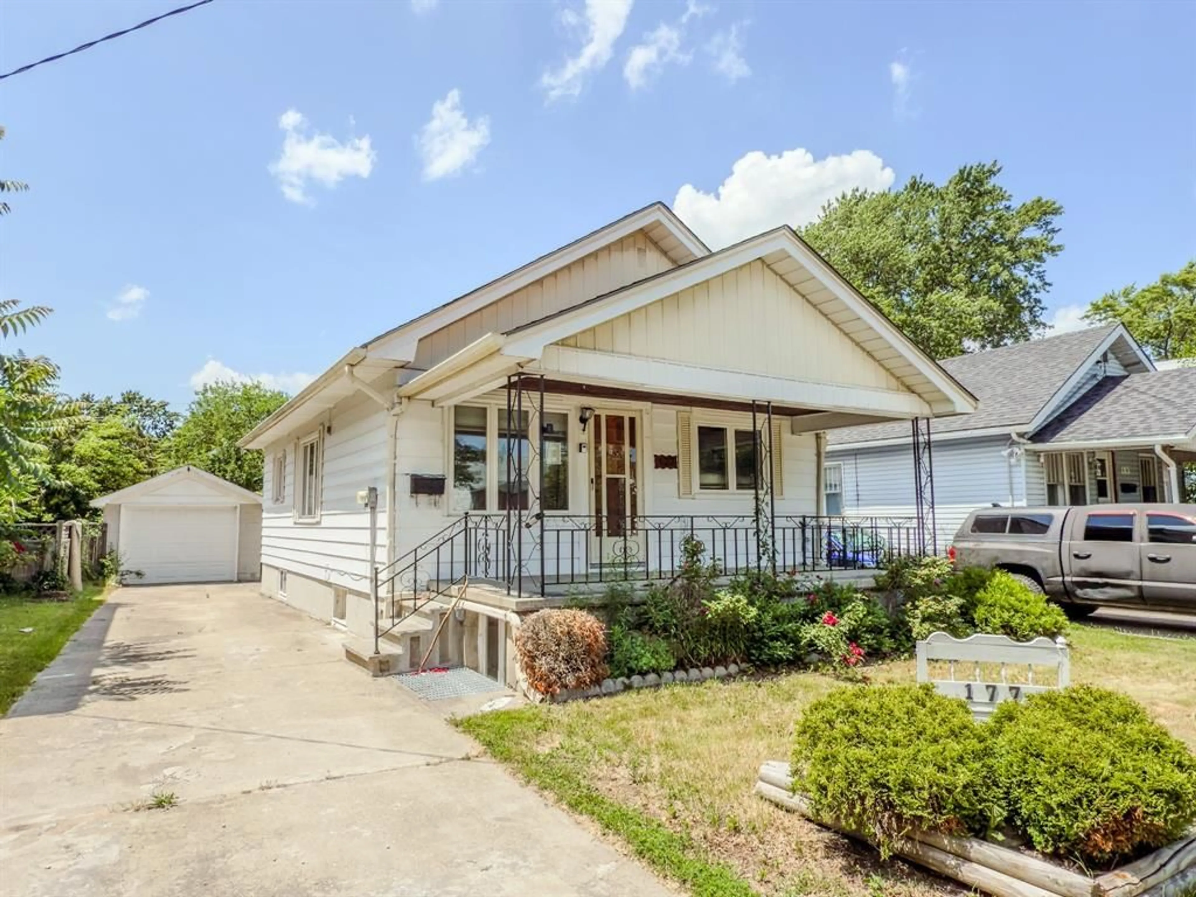 Home with vinyl exterior material, street for 177 GORDON St, Sarnia Ontario N7T 6P1