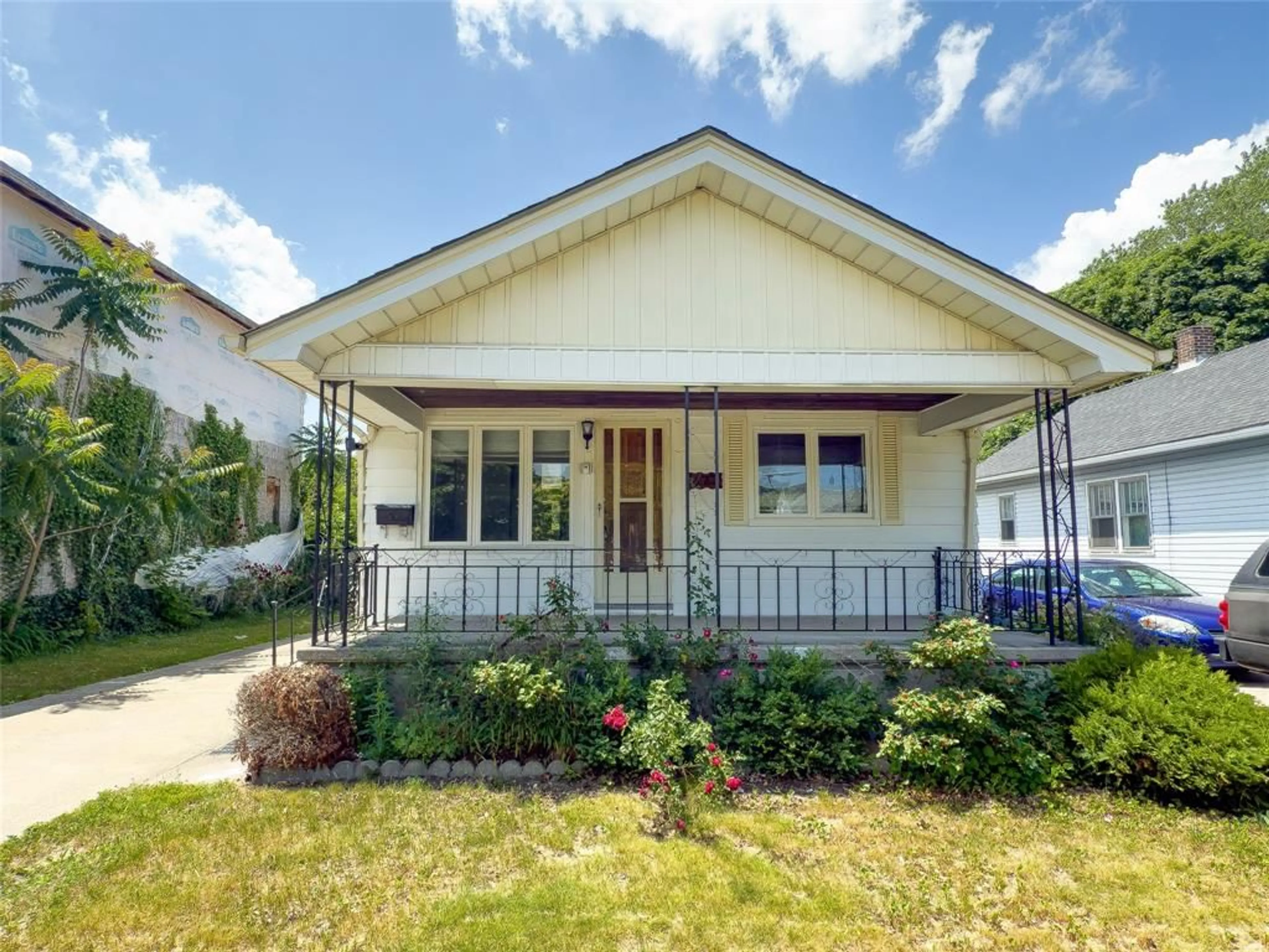 Home with vinyl exterior material, street for 177 GORDON St, Sarnia Ontario N7T 6P1