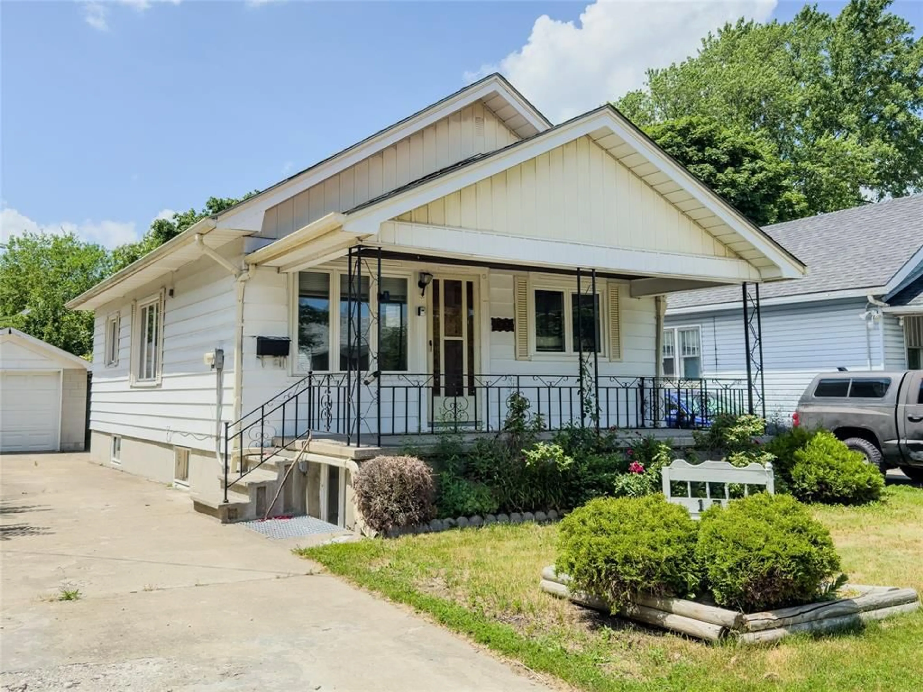Home with vinyl exterior material, street for 177 GORDON St, Sarnia Ontario N7T 6P1