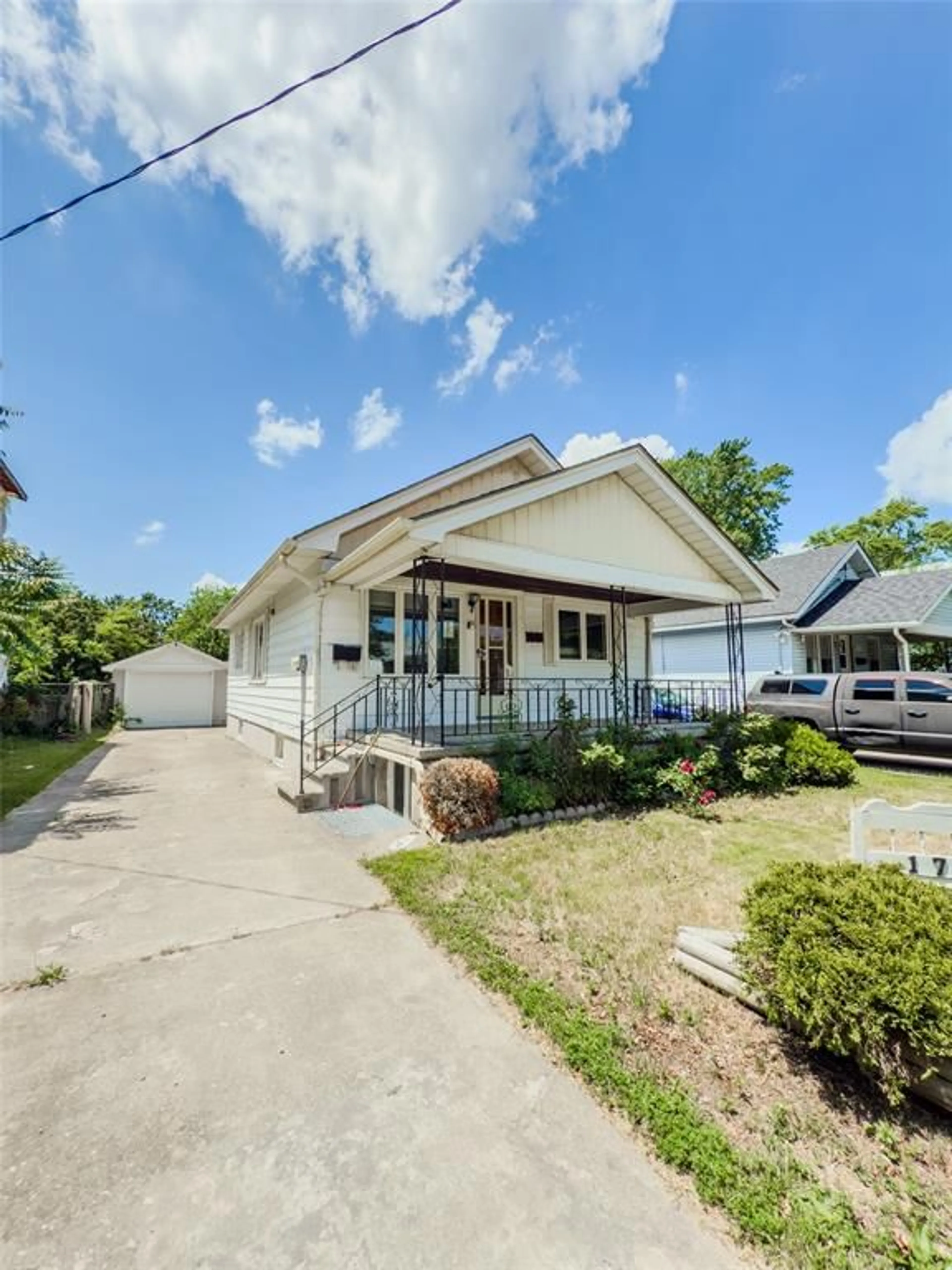 Home with vinyl exterior material, street for 177 GORDON St, Sarnia Ontario N7T 6P1