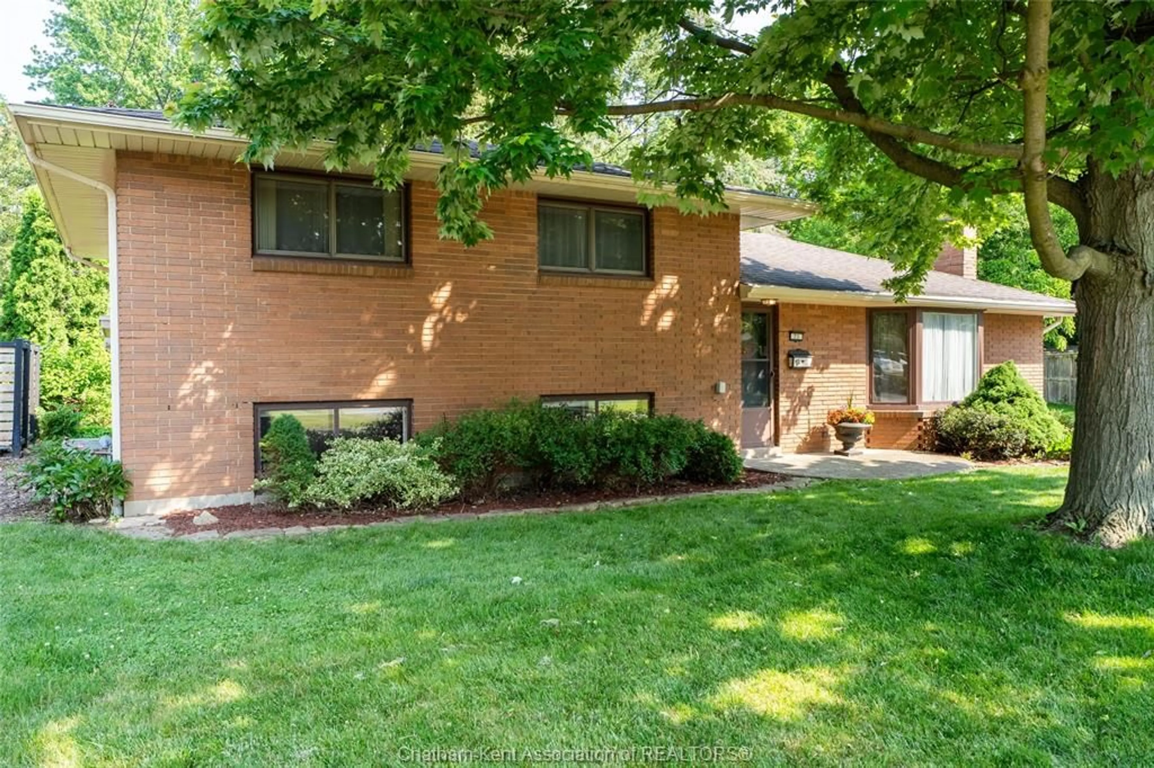 Home with brick exterior material, unknown for 71 ARDLEIGH Dr, Chatham Ontario N7L 2P5