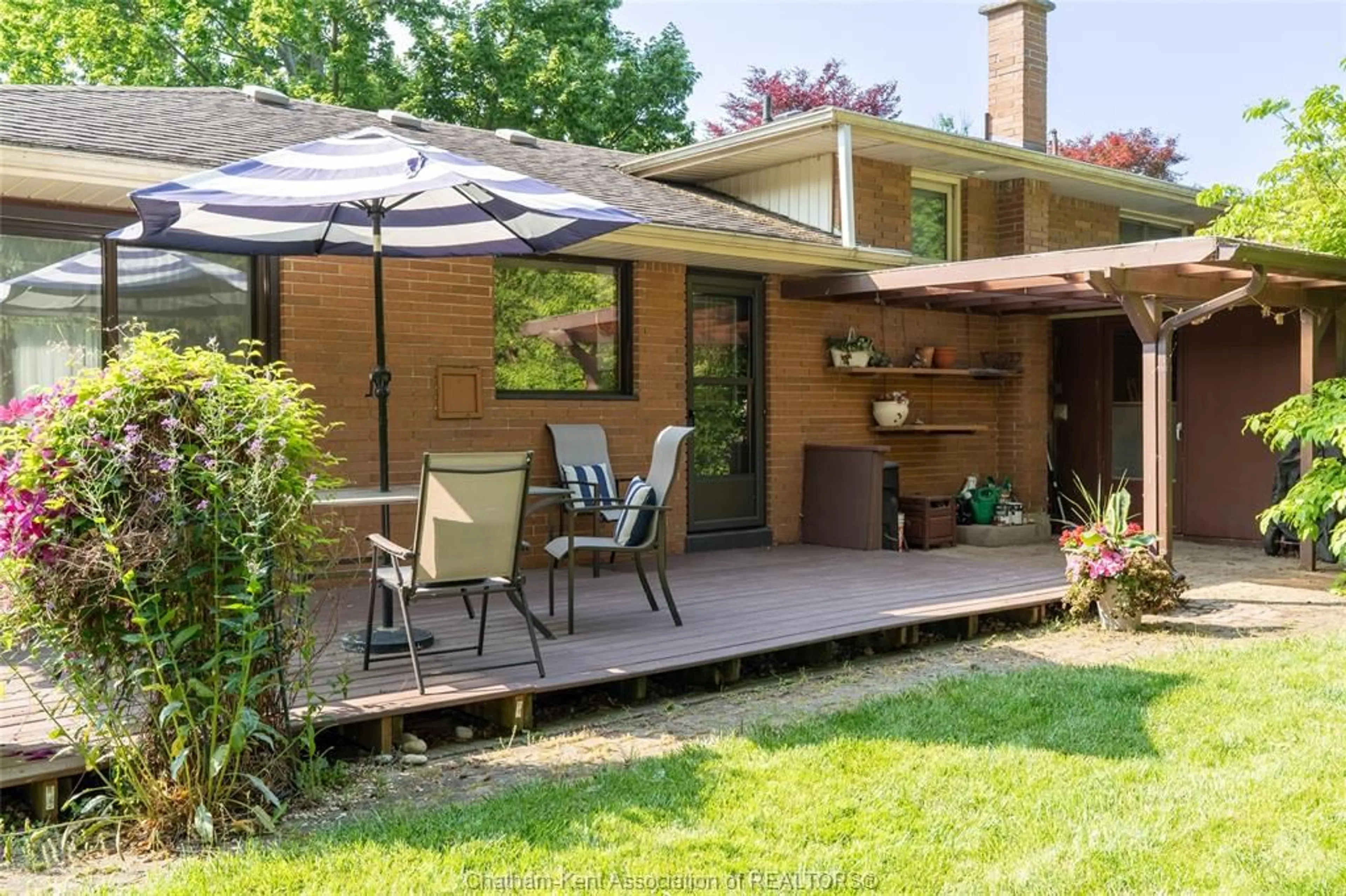 Patio, street for 71 ARDLEIGH Dr, Chatham Ontario N7L 2P5