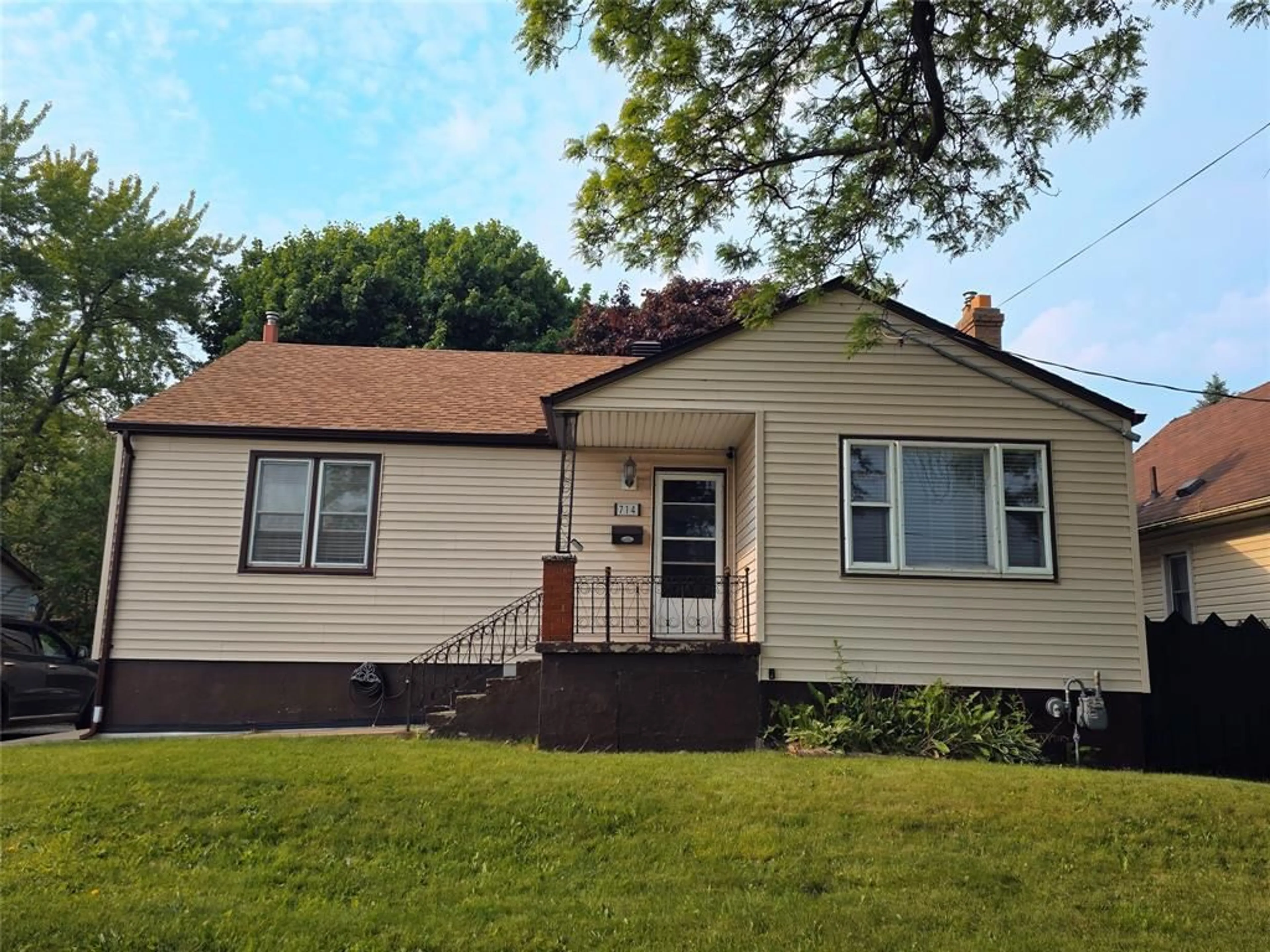 Home with vinyl exterior material, street for 714 CAMPBELL St, Sarnia Ontario N7T 2J4