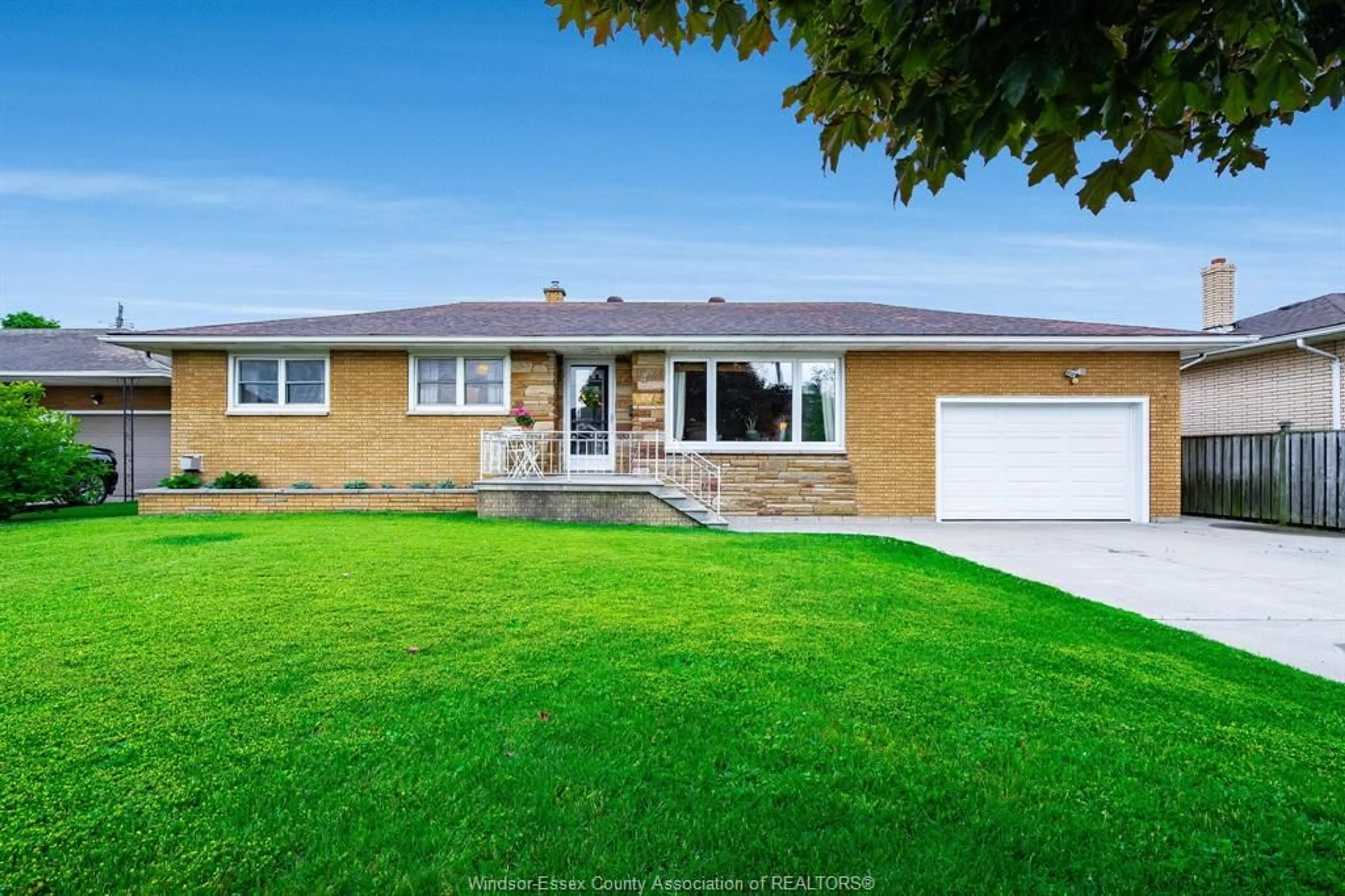 Home with vinyl exterior material, street for 40 Nicholas St, Leamington Ontario N8H 3R9