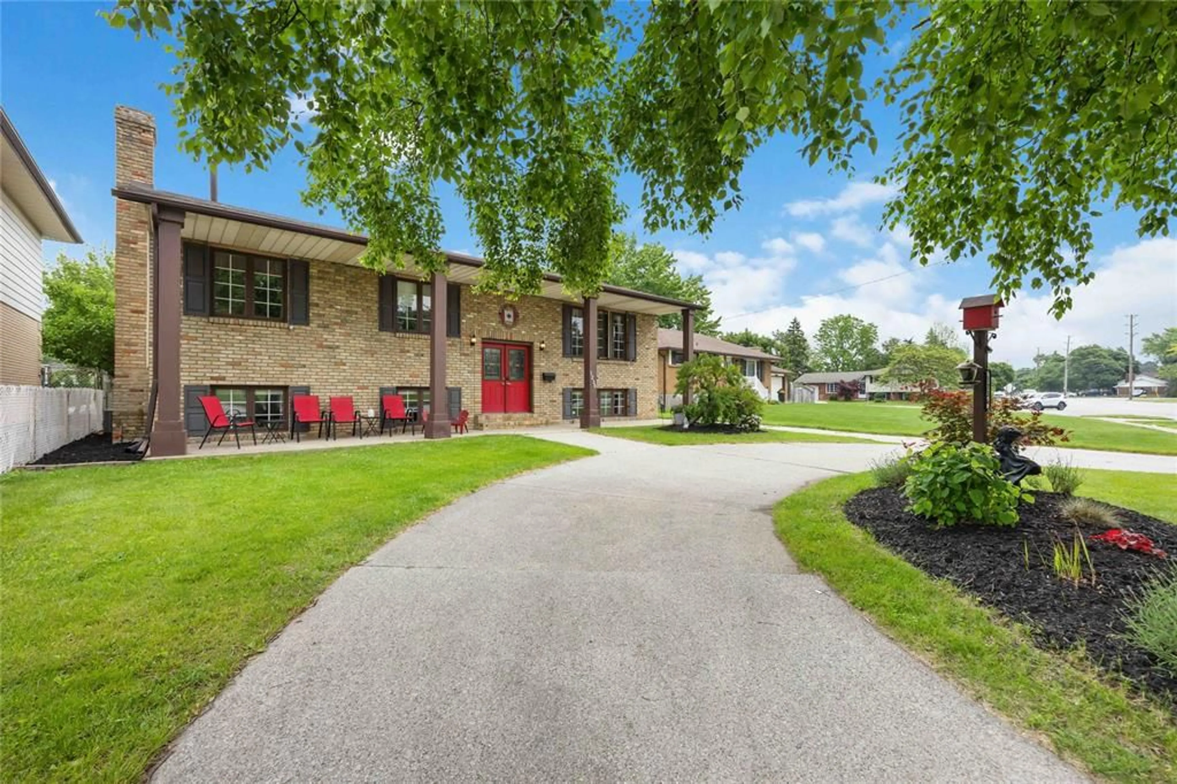 Patio, street for 1236 MICHIGAN Ave, Sarnia Ontario N7S 3Y2