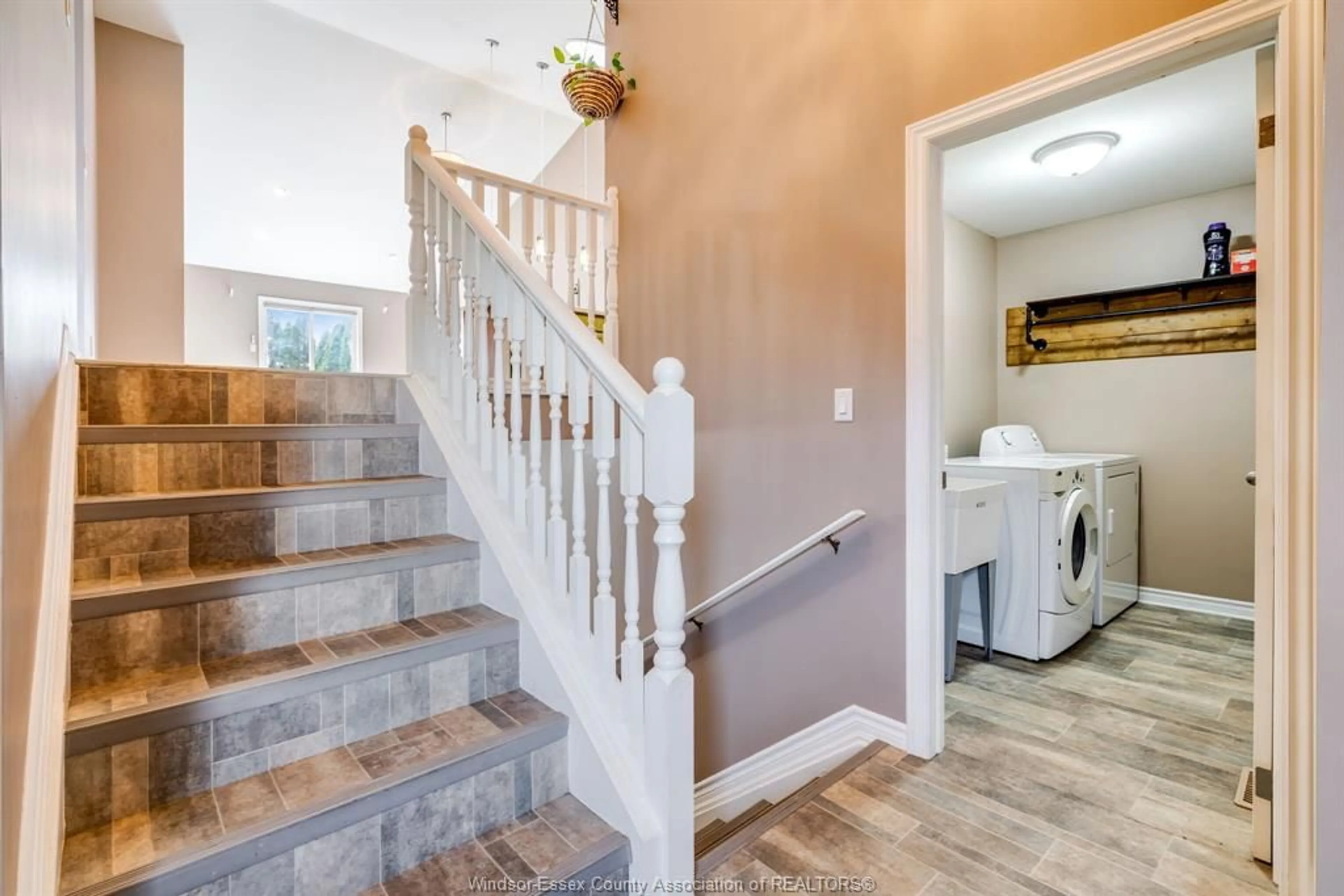 Indoor entryway for 162 Antonio, Leamington Ontario N8H 5P5