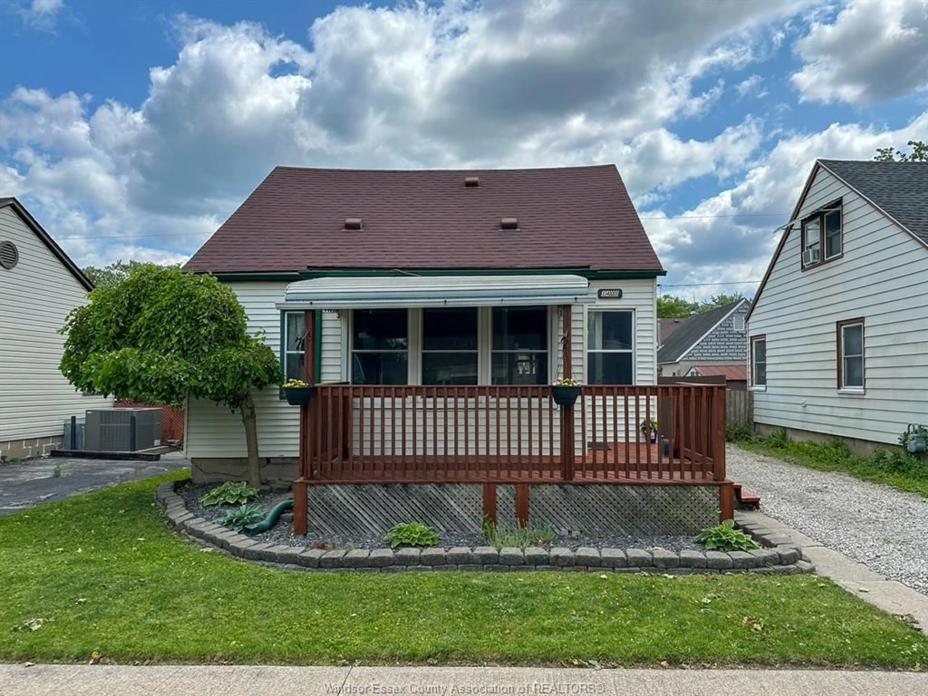 Home with vinyl exterior material, street for 1408 LABADIE, Windsor Ontario N8Y 4H1