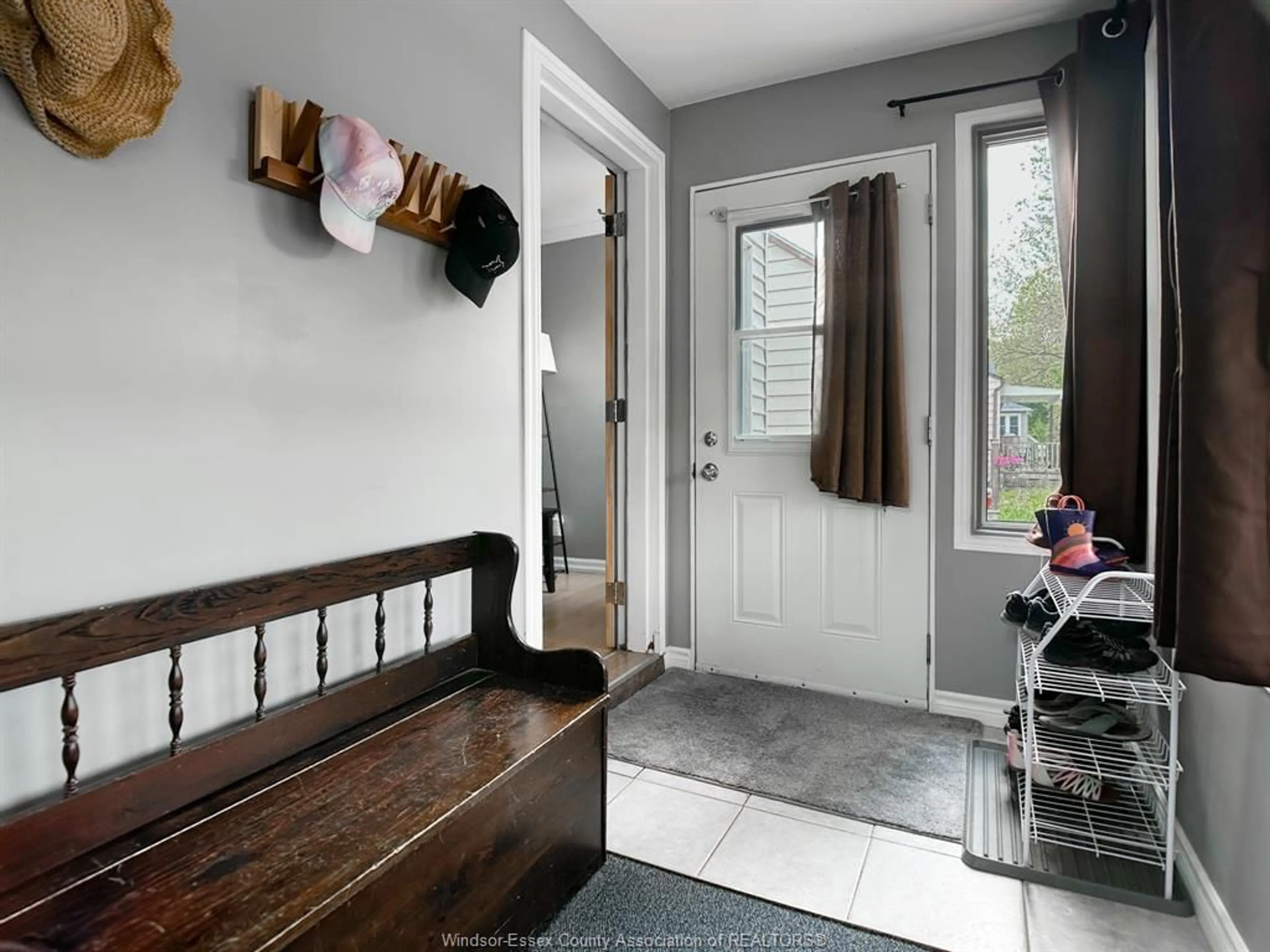 Indoor entryway for 1408 LABADIE, Windsor Ontario N8Y 4H1
