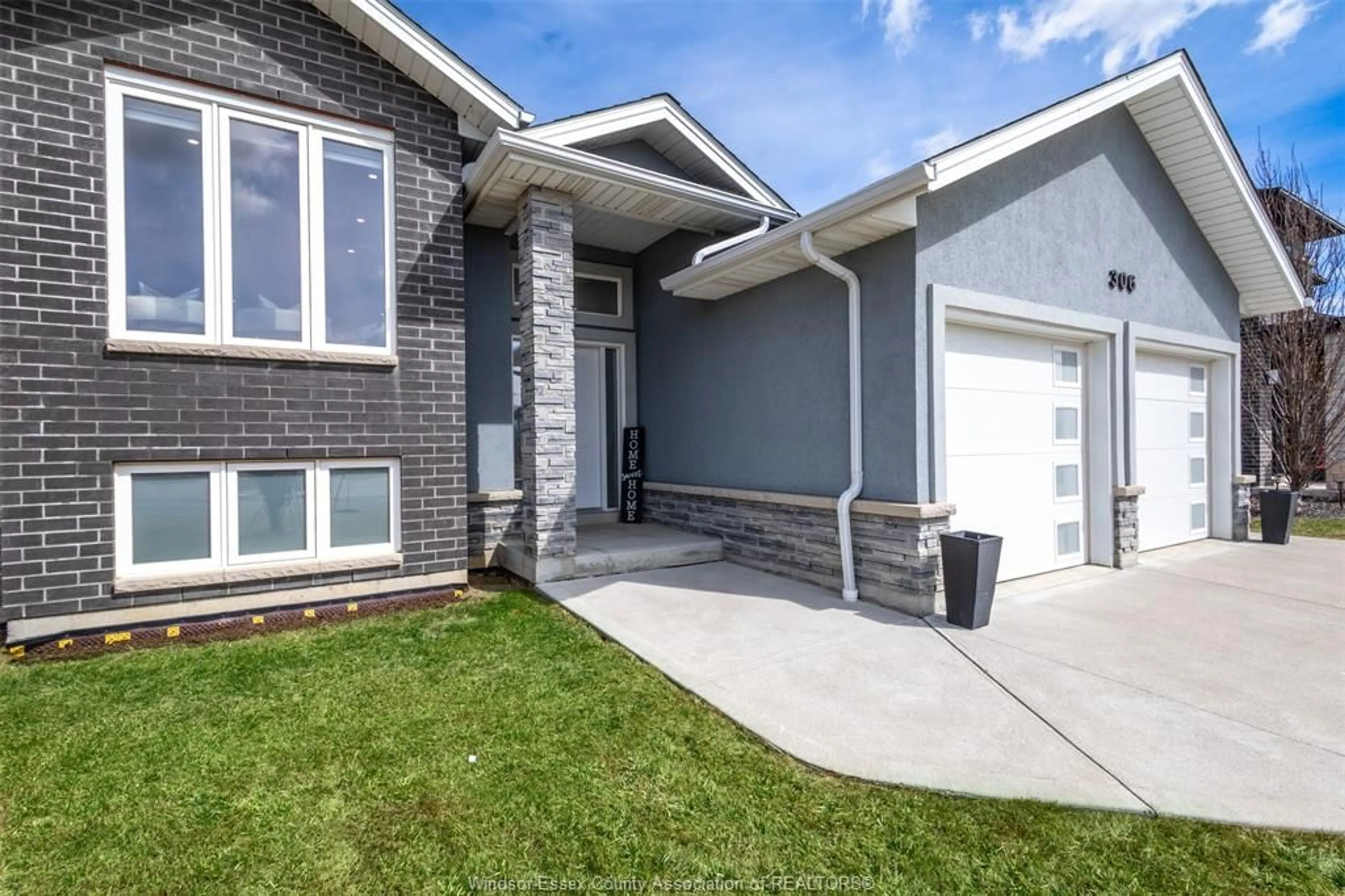Home with vinyl exterior material, street for 306 WELSH, Amherstburg Ontario N9V 0C1