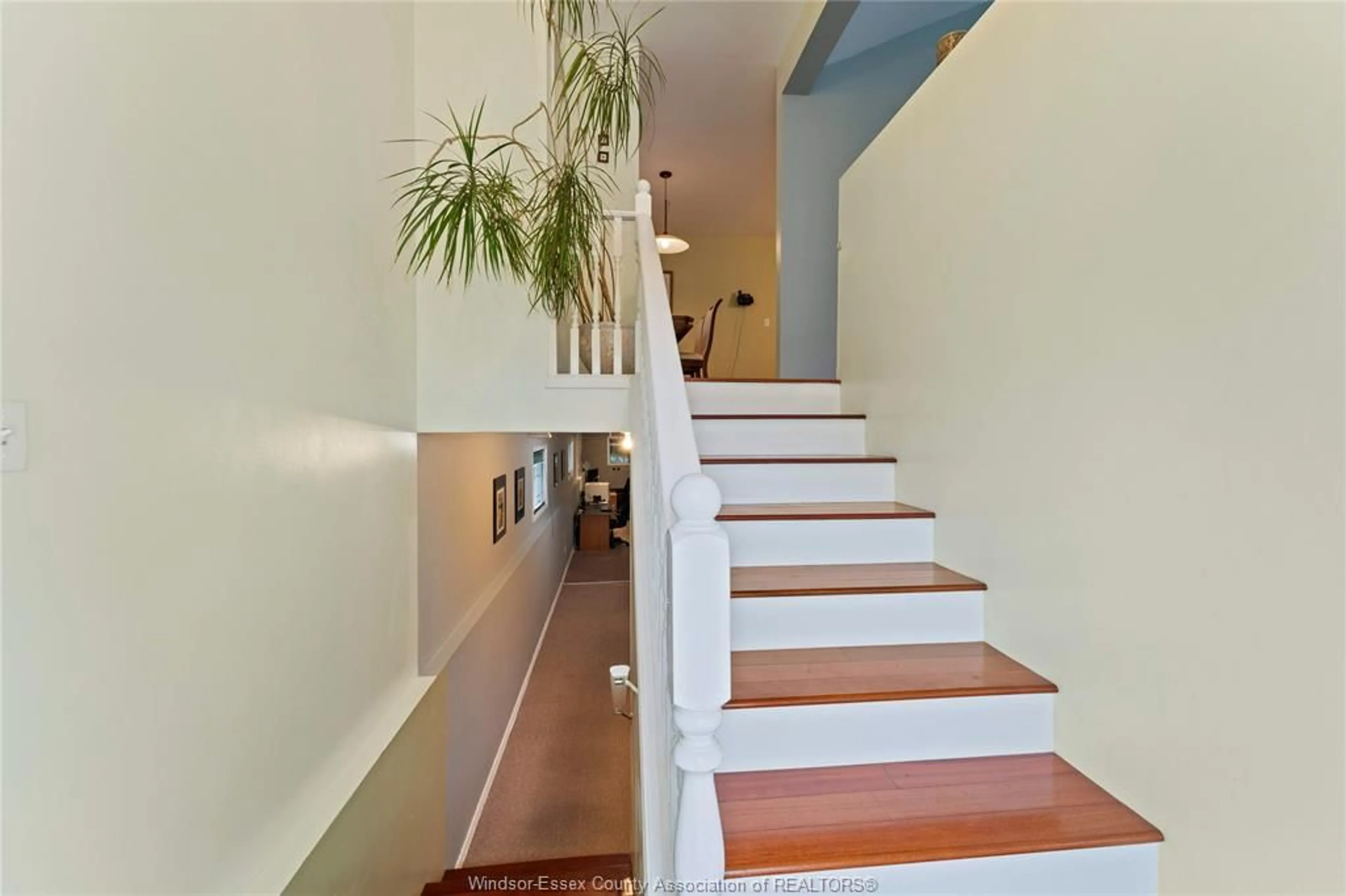 Indoor foyer for 1037 CHURCH, Windsor Ontario N9A 4V3