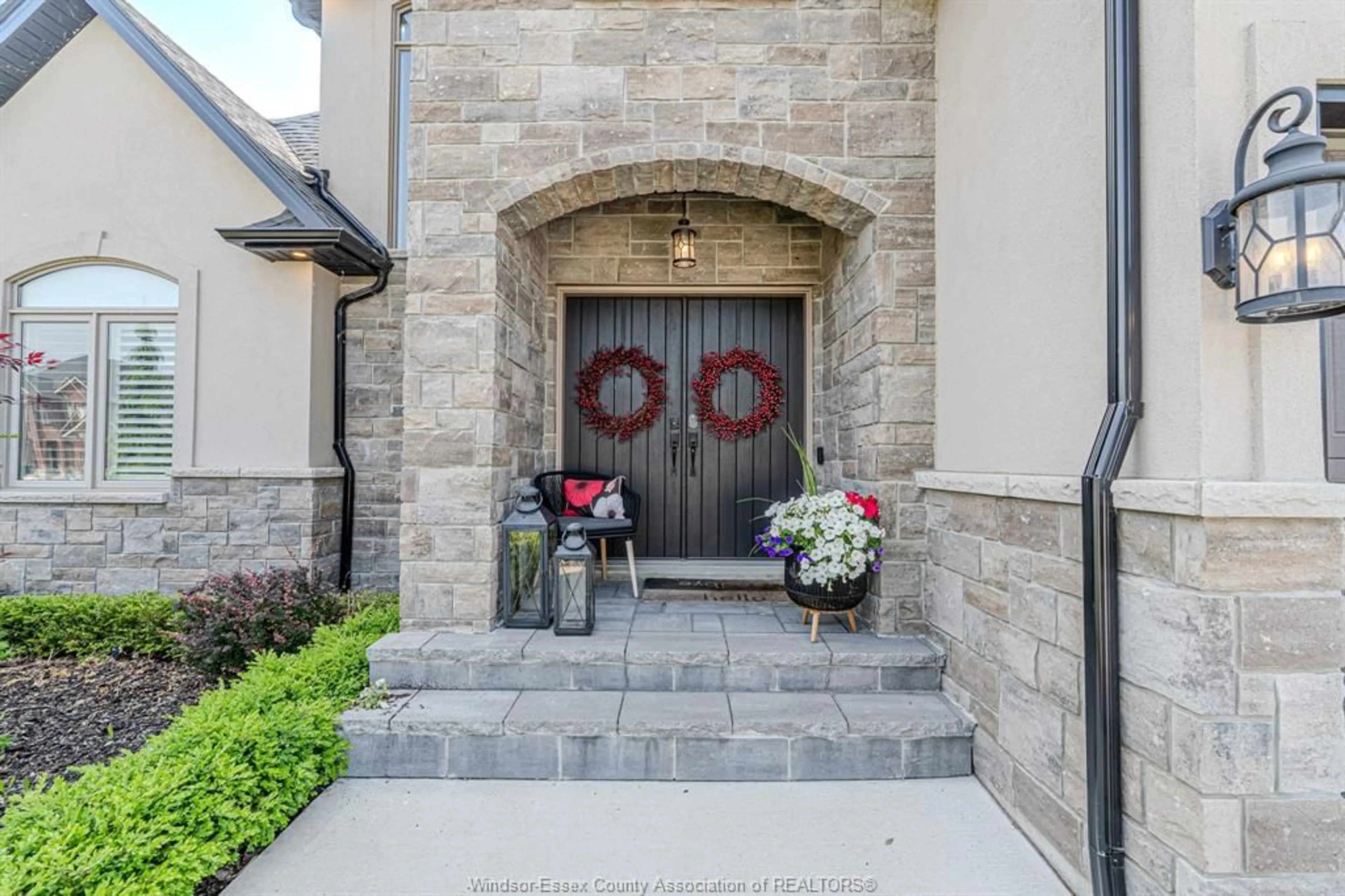 Indoor entryway for 929 CHATEAU, Windsor Ontario N8P 1J7