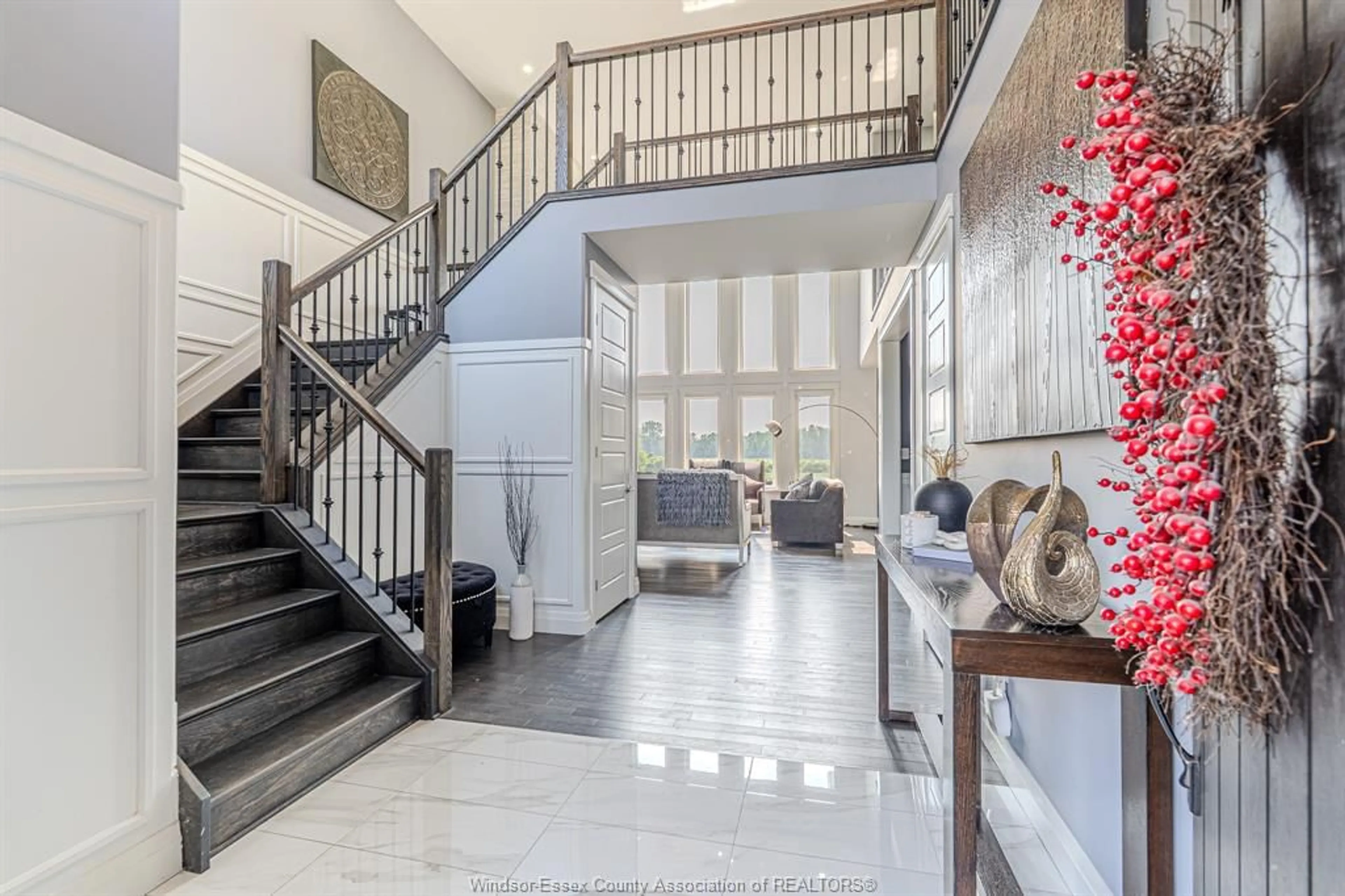 Indoor foyer for 929 CHATEAU, Windsor Ontario N8P 1J7