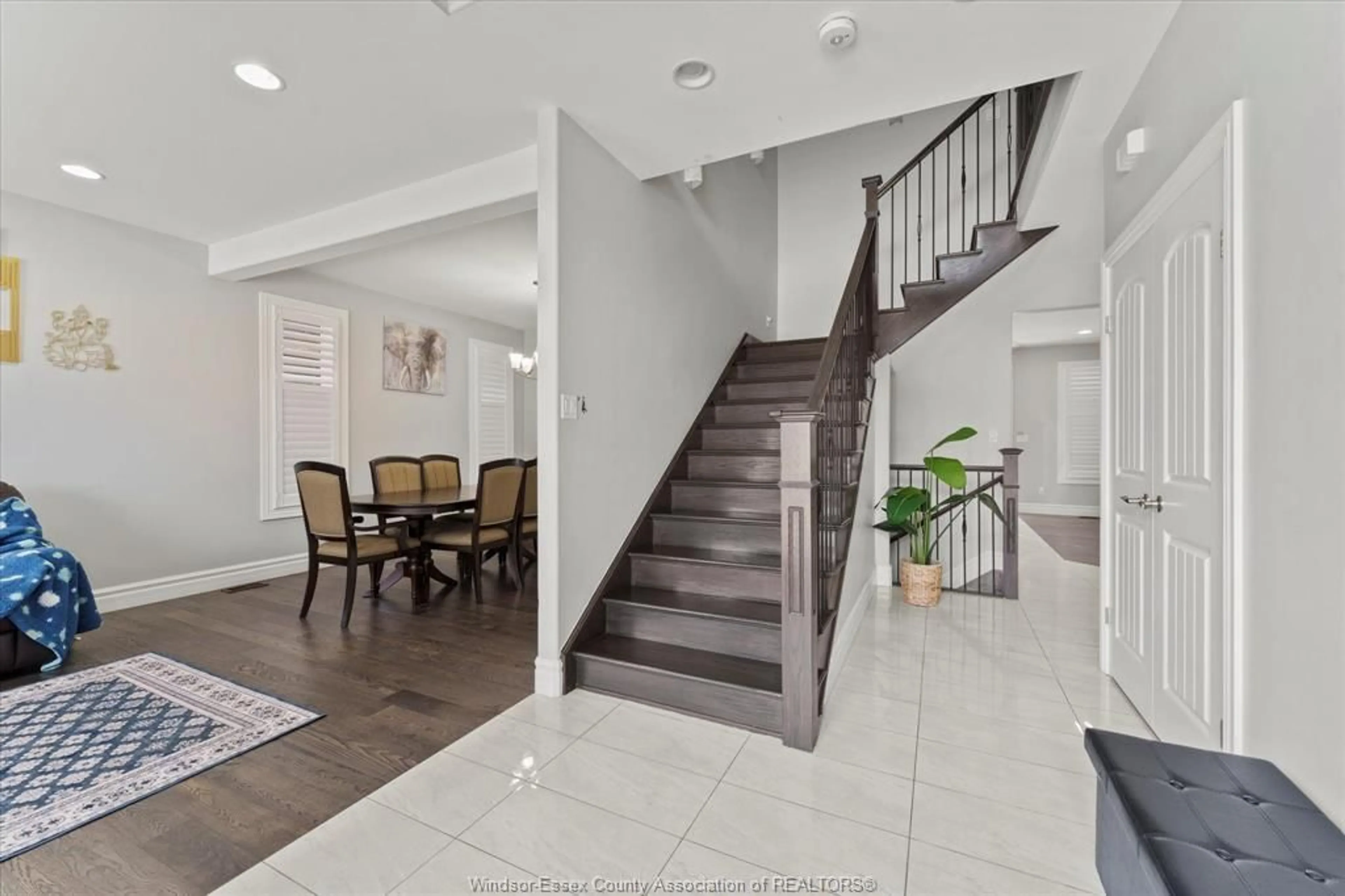 Indoor entryway for 1413 HELSINKI Crt, Windsor Ontario N9G 0B4