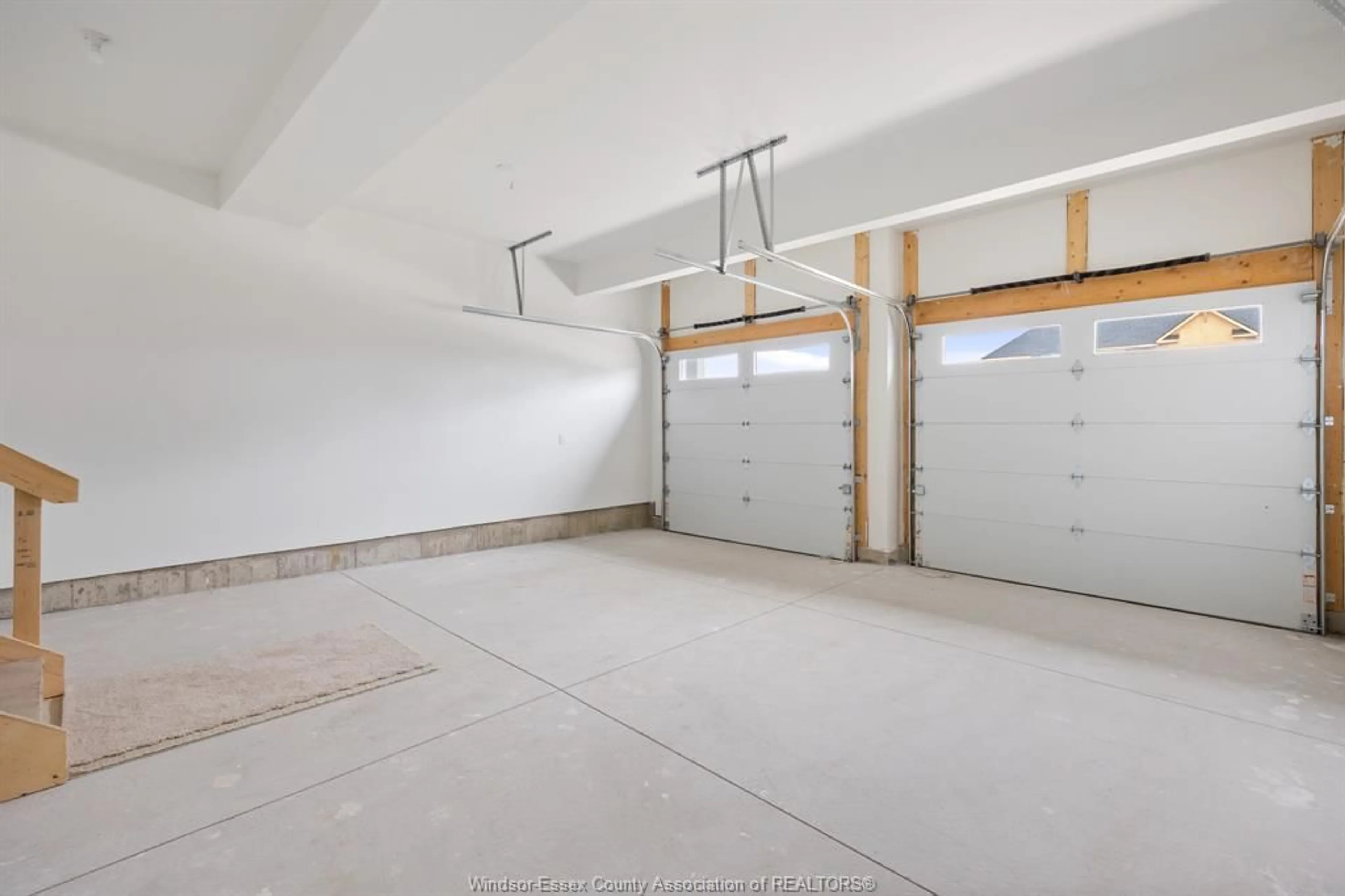 Indoor garage for 1245 CAMPANA Cres, Lakeshore Ontario N8L 0K5