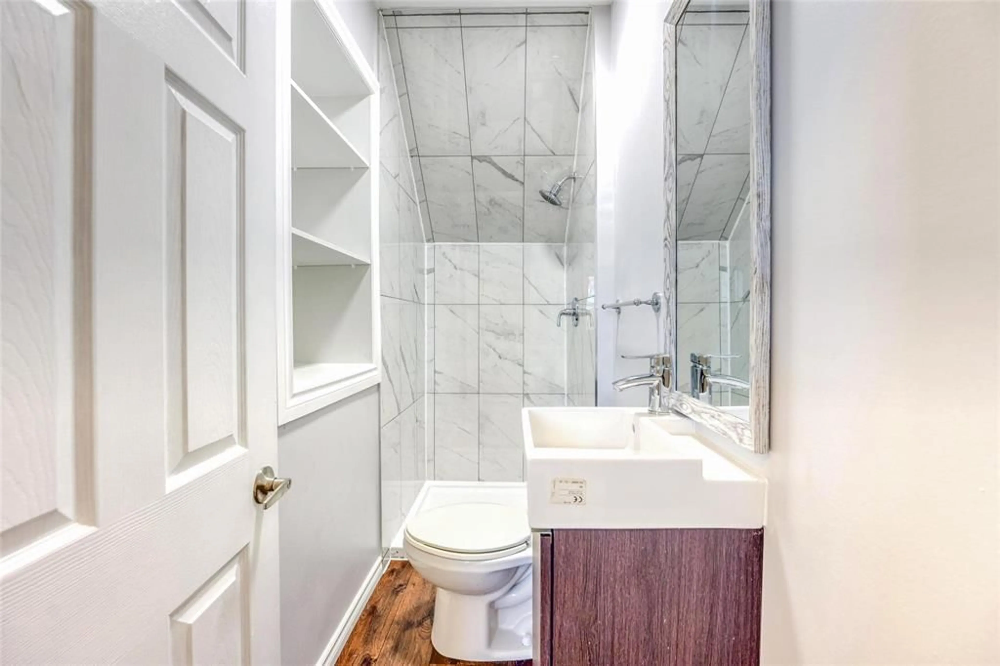 Standard bathroom, ceramic/tile floor for 2406 JANE St, St Clair Ontario N0N 1B0