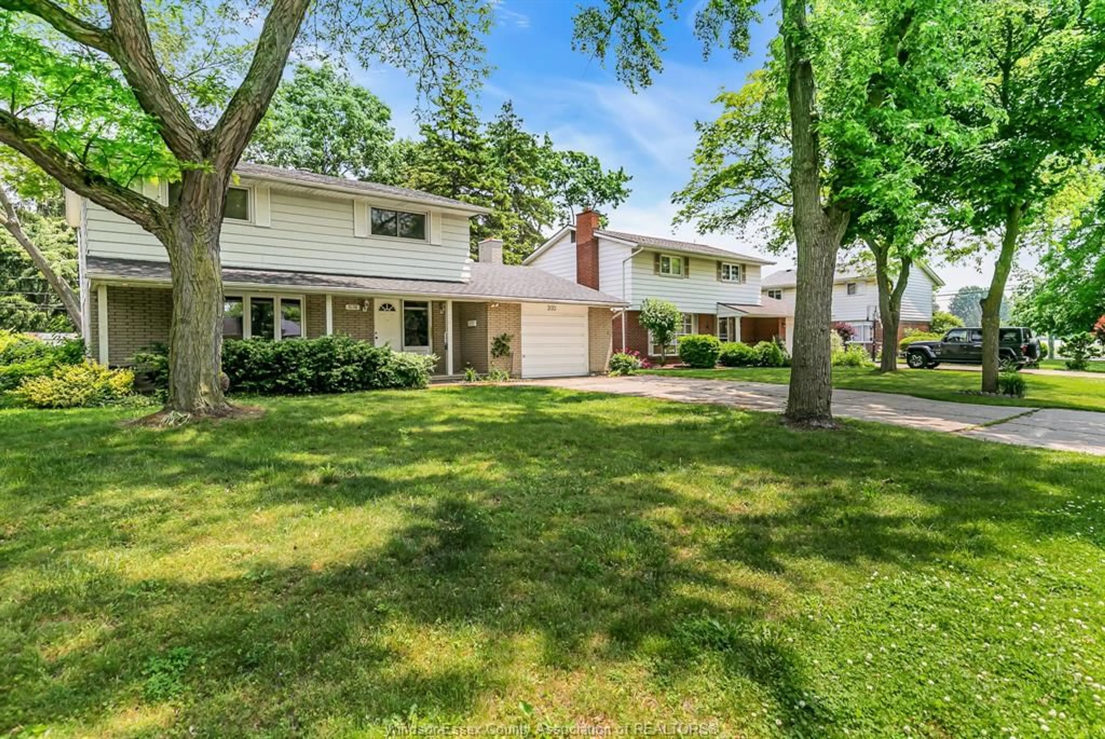 A pic from outside/outdoor area/front of a property/back of a property/a pic from drone, street for 3170 MASSEY, Windsor Ontario N8P 0E9