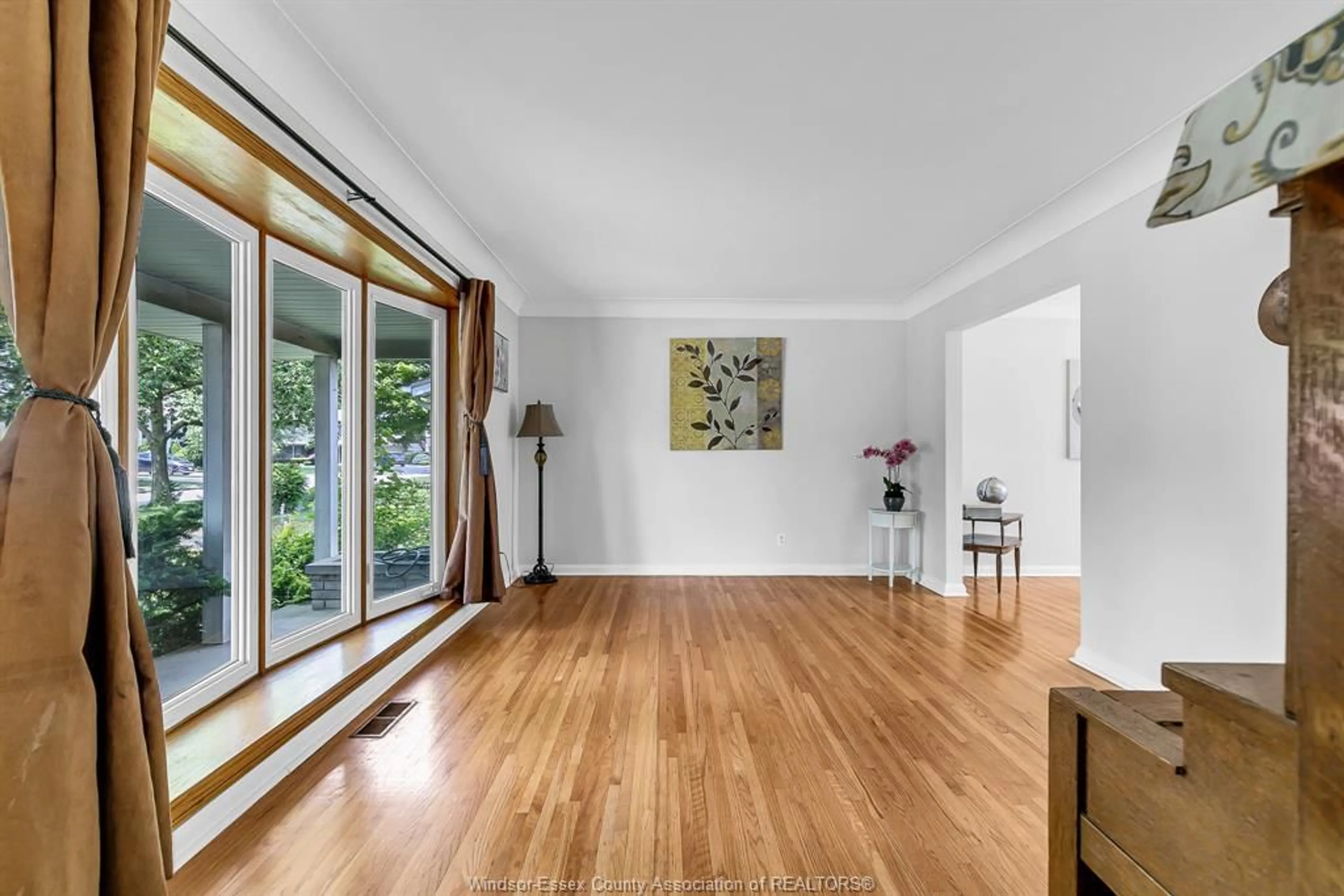 Indoor foyer for 3170 MASSEY, Windsor Ontario N8P 0E9