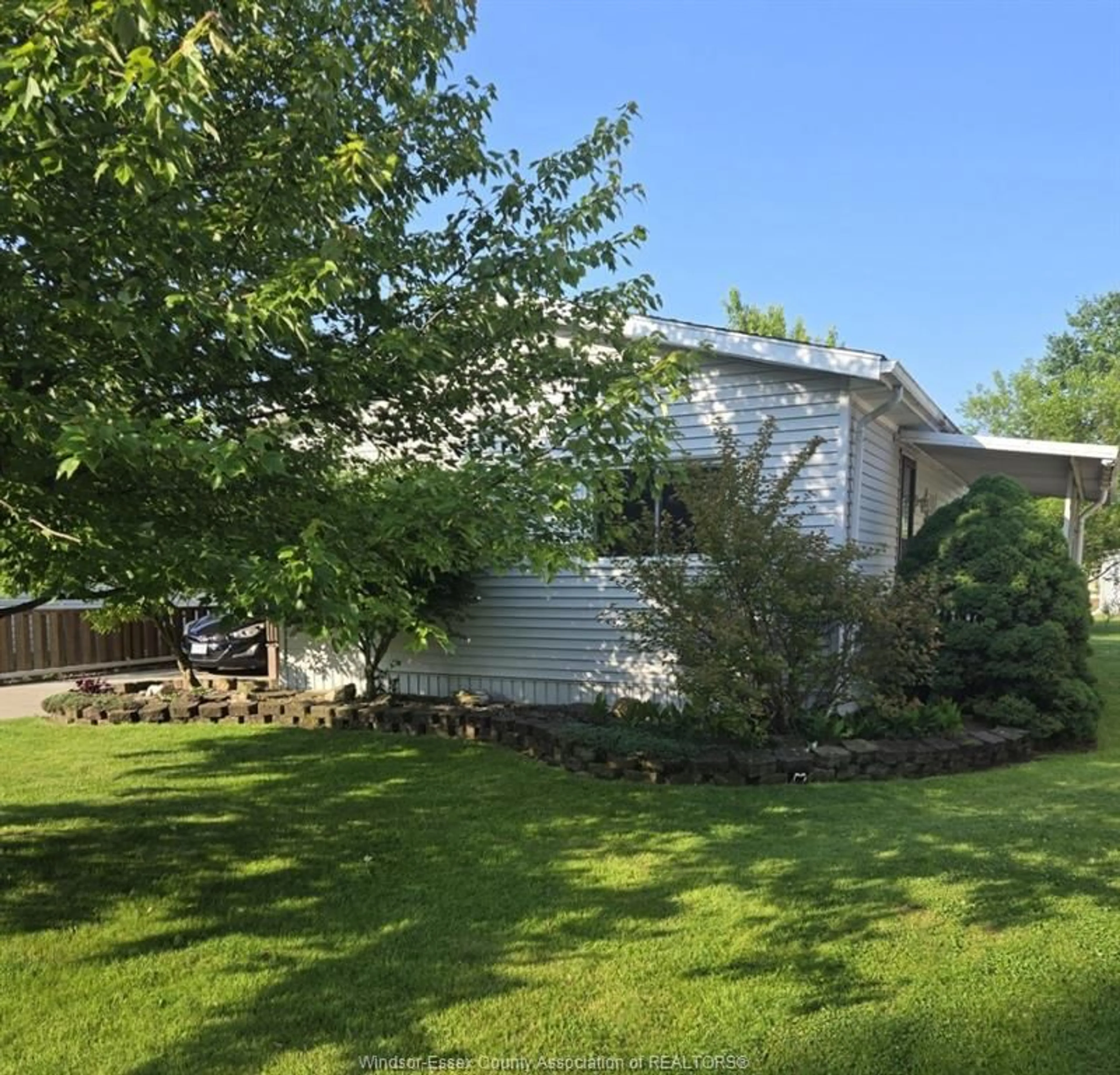 A pic from outside/outdoor area/front of a property/back of a property/a pic from drone, unknown for 125 STEVEN Crt, Essex Ontario N8M 2A2