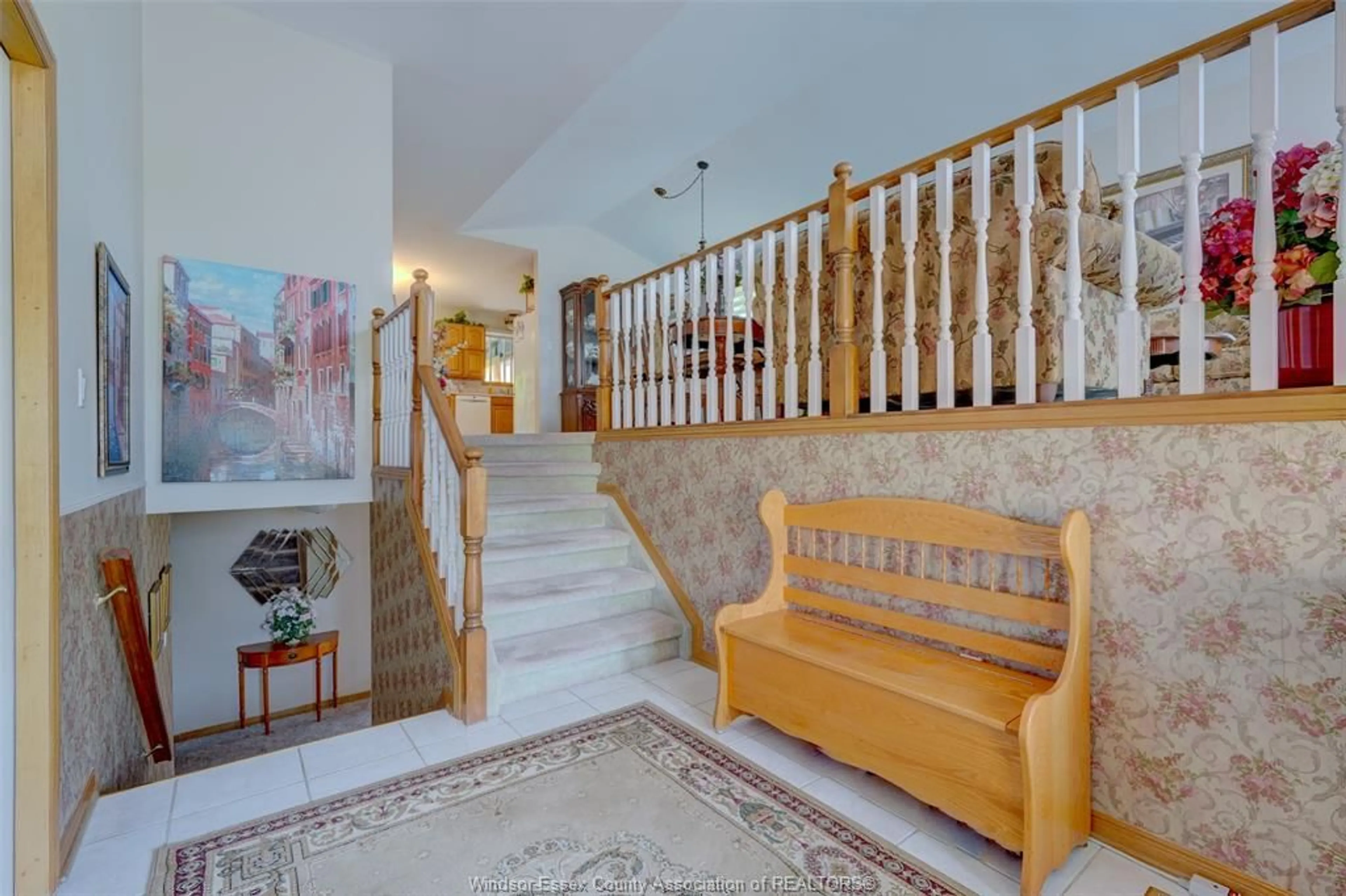 Indoor foyer for 12730 NORTHFIELD Way, Tecumseh Ontario N8N 4W8
