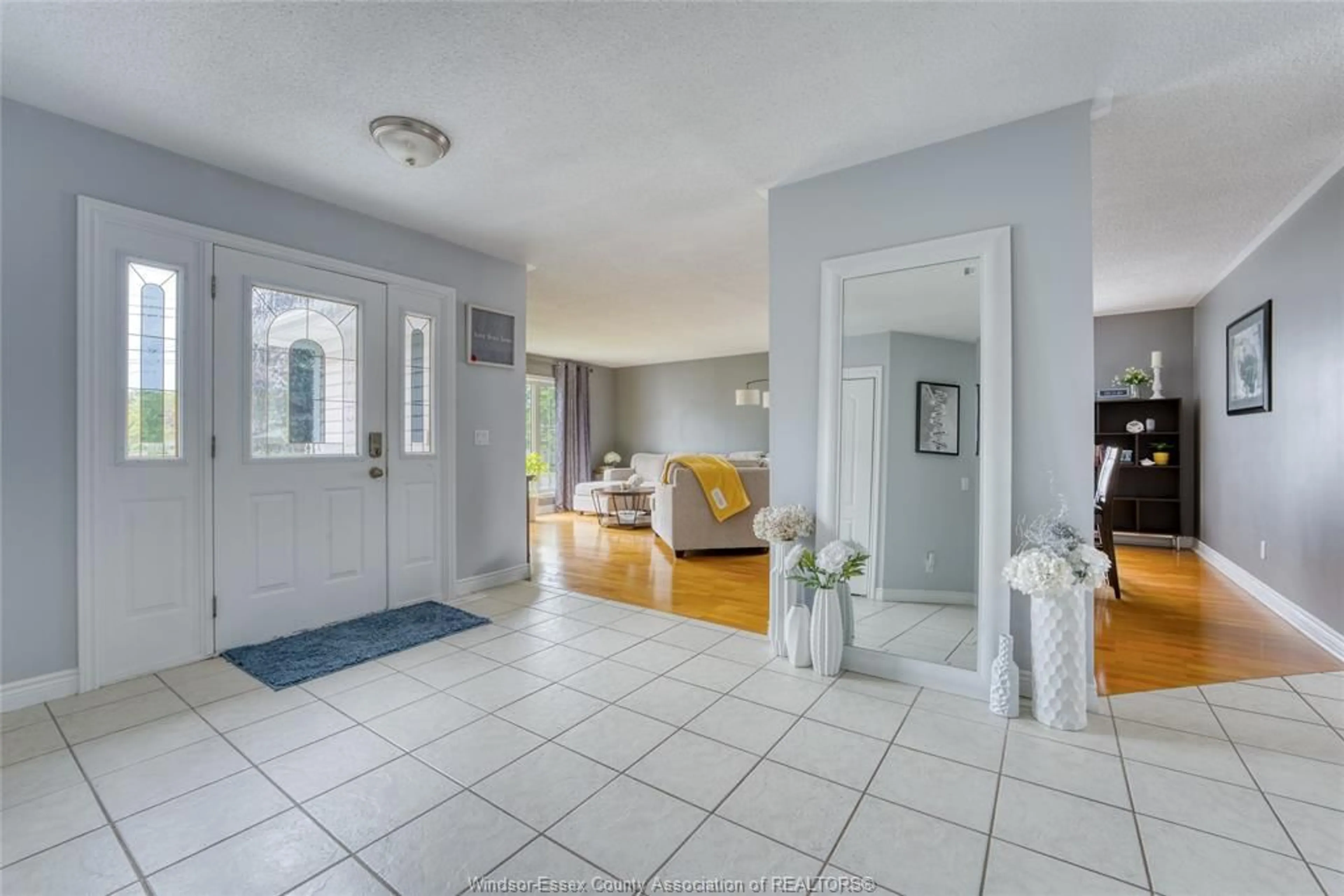 Indoor foyer for 348 ST PETER St, Belle River Ontario N0R 1A0