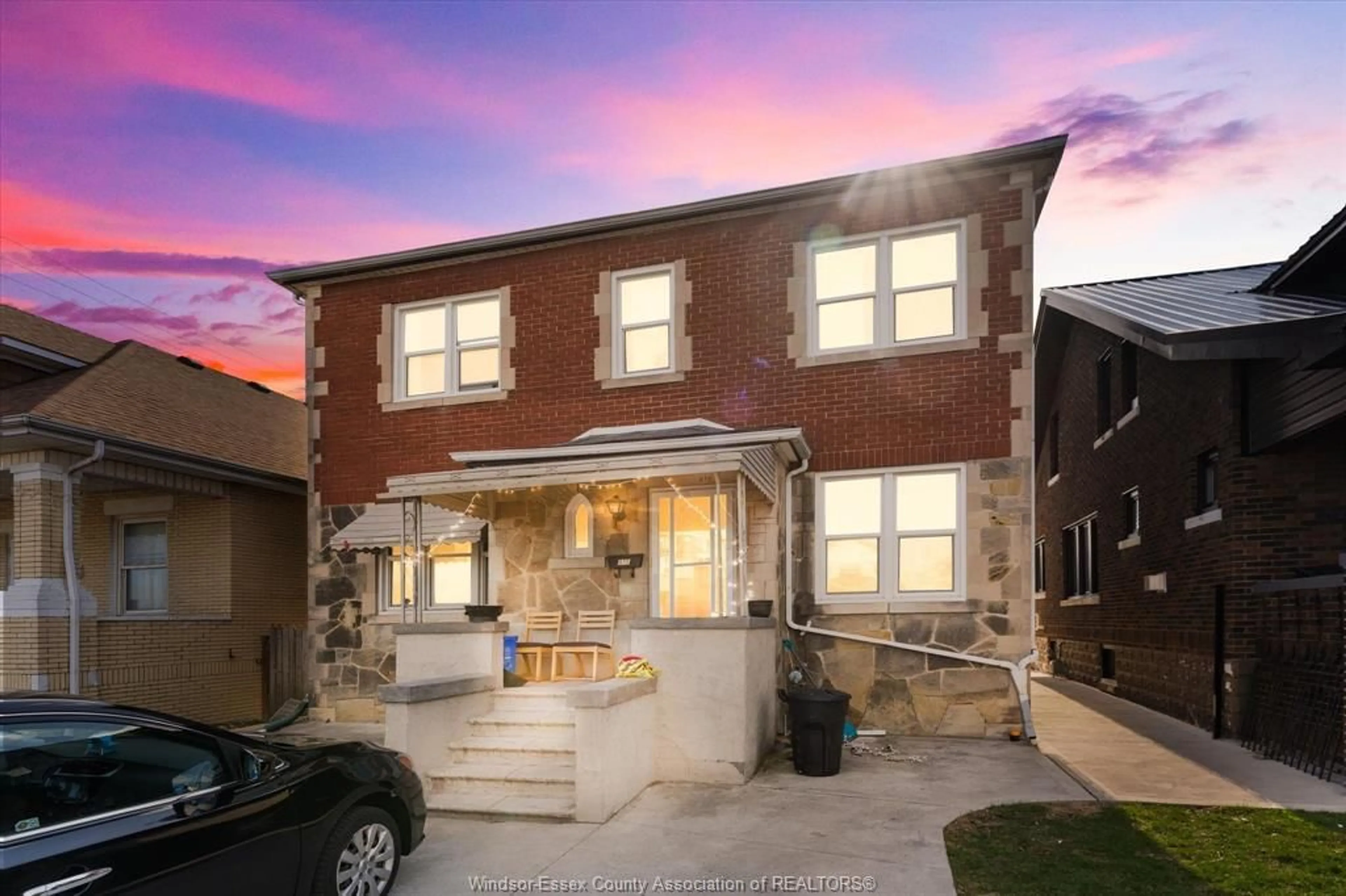 A pic from outside/outdoor area/front of a property/back of a property/a pic from drone, street for 975 PARENT, Windsor Ontario N9A 2E2