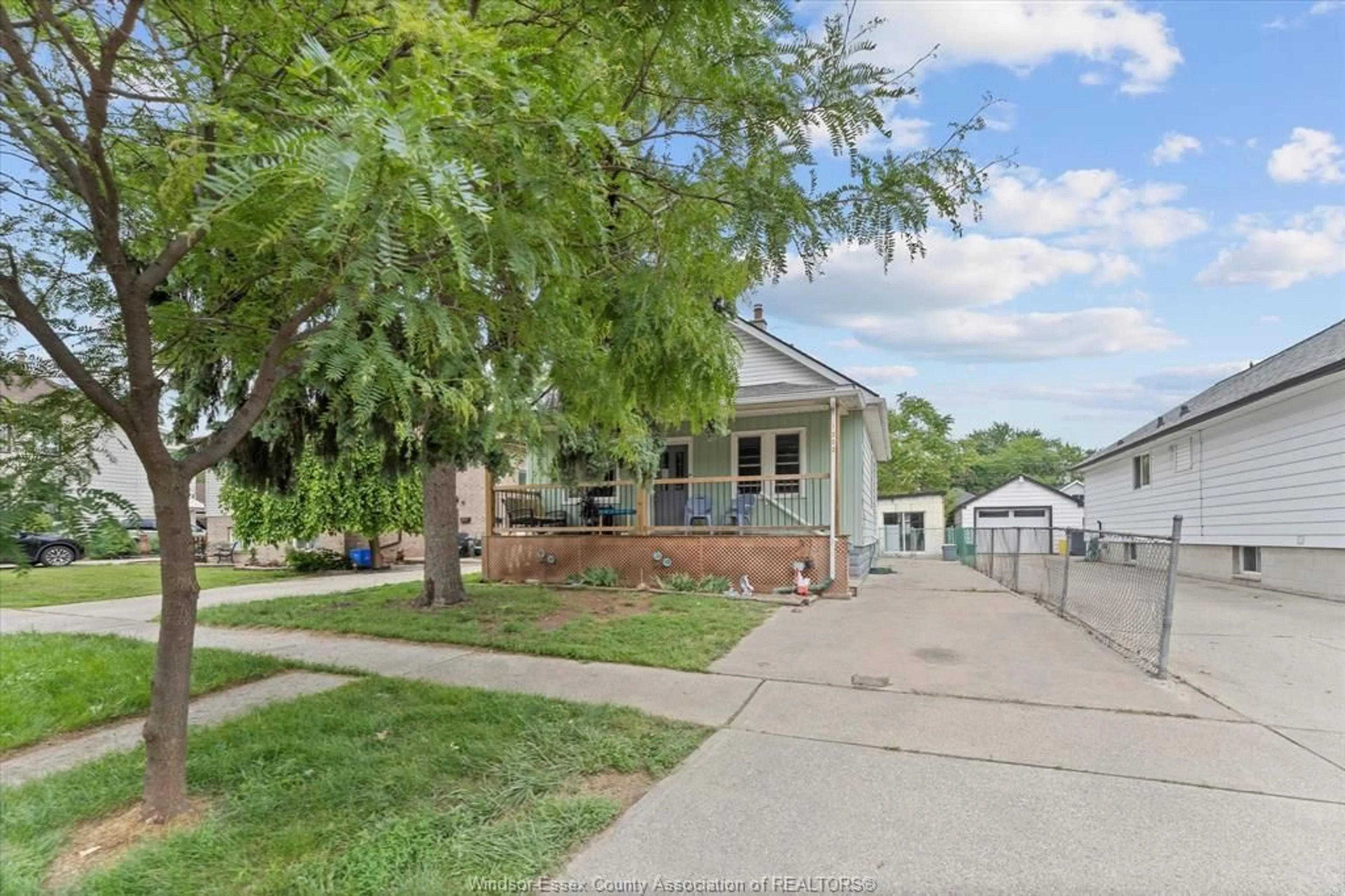 A pic from outside/outdoor area/front of a property/back of a property/a pic from drone, street for 1252 ST. LUKE Rd, Windsor Ontario N8Y 3N1