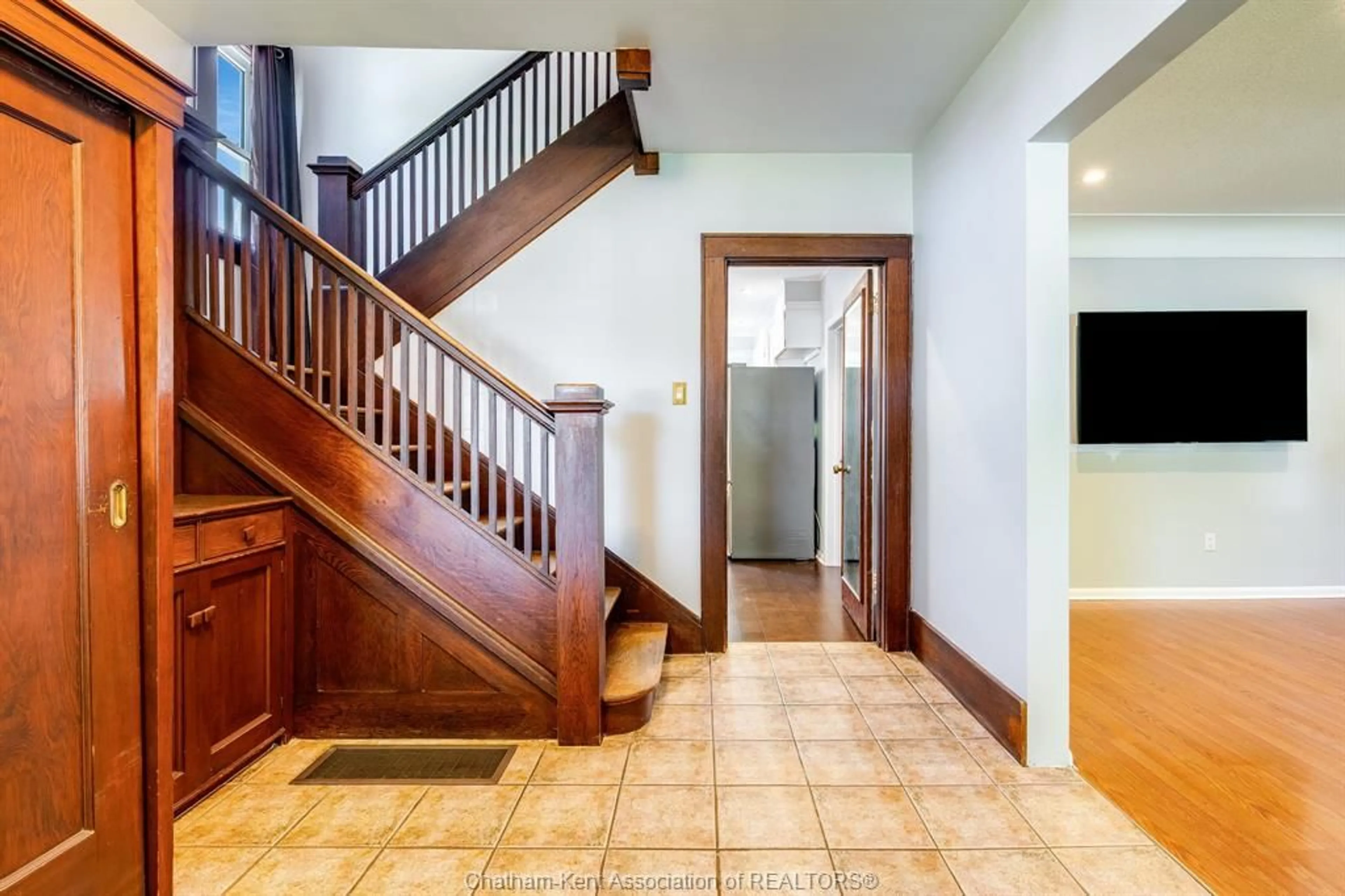 Indoor foyer for 232 Chatham St, Blenheim Ontario N0P 1A0