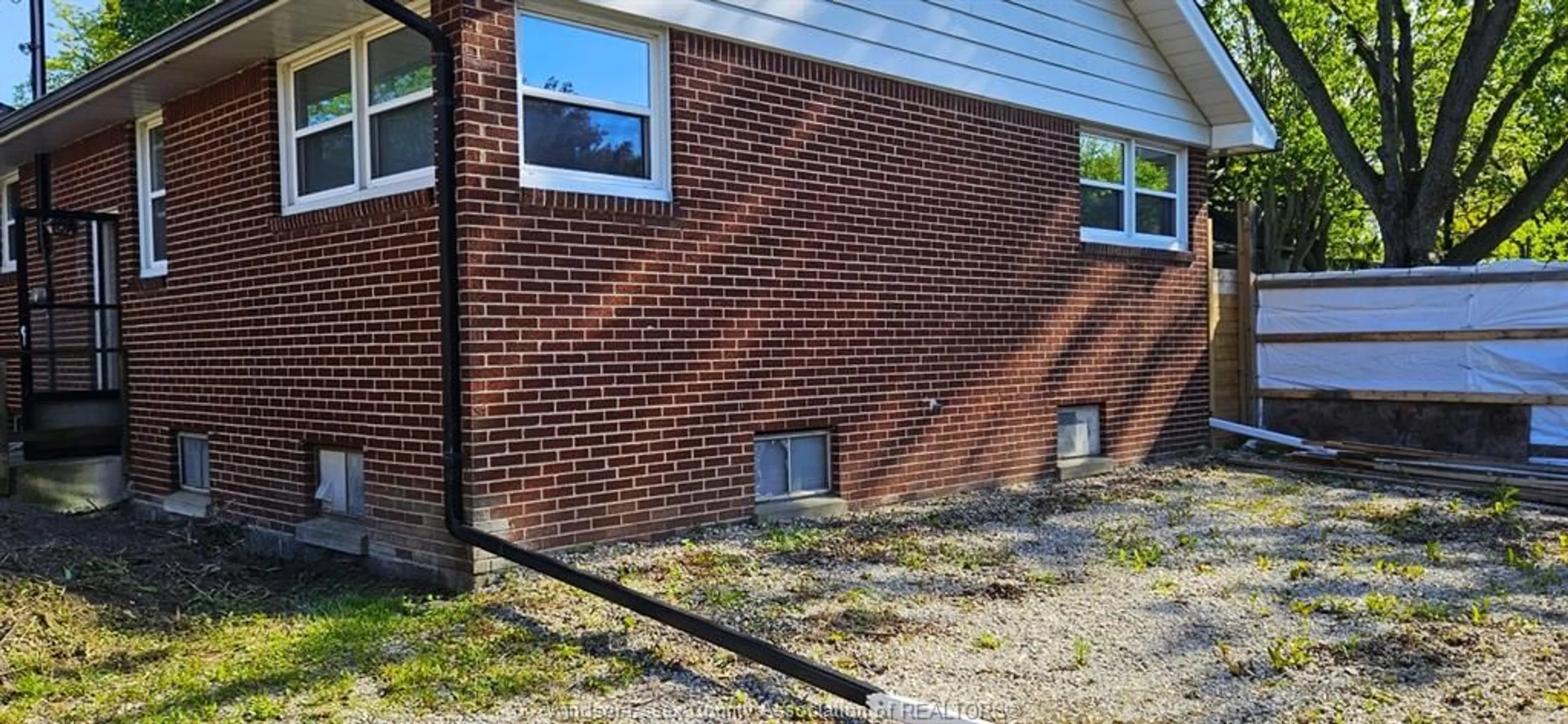 Home with brick exterior material, building for 3310 RANKIN, Windsor Ontario N9E 3C1