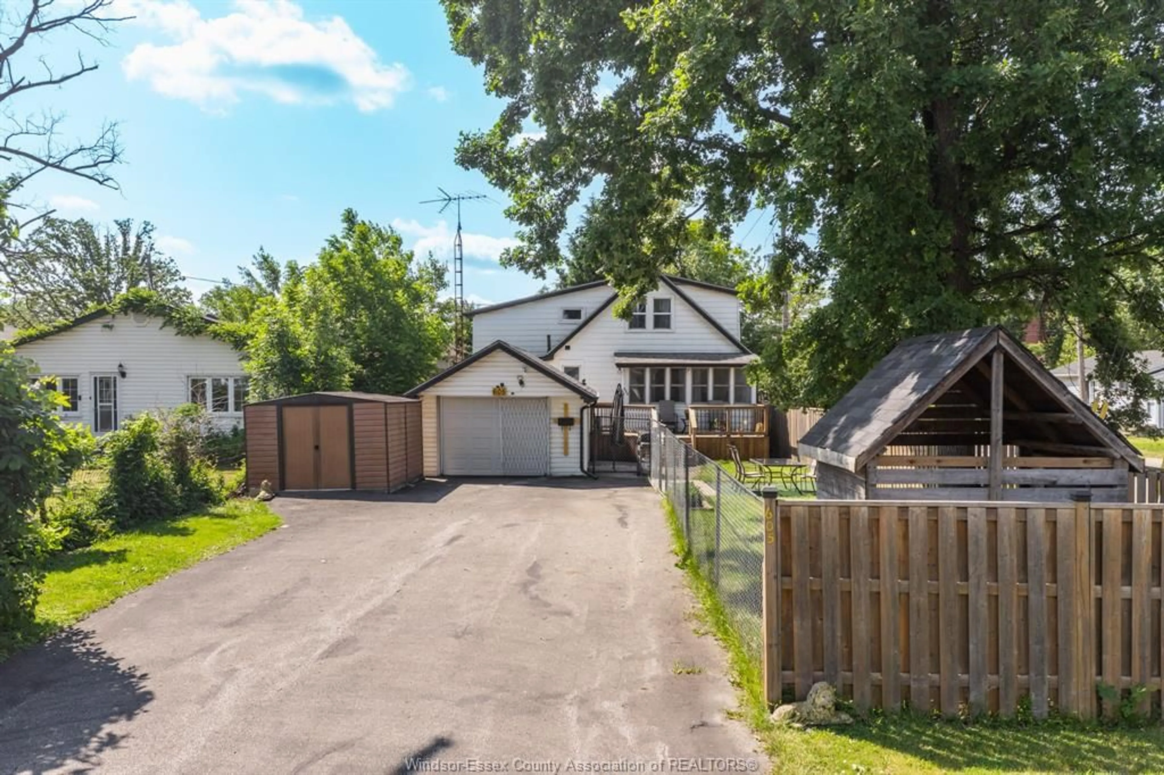 A pic from outside/outdoor area/front of a property/back of a property/a pic from drone, street for 605 CHARLES St, Windsor Ontario N8X 3G6