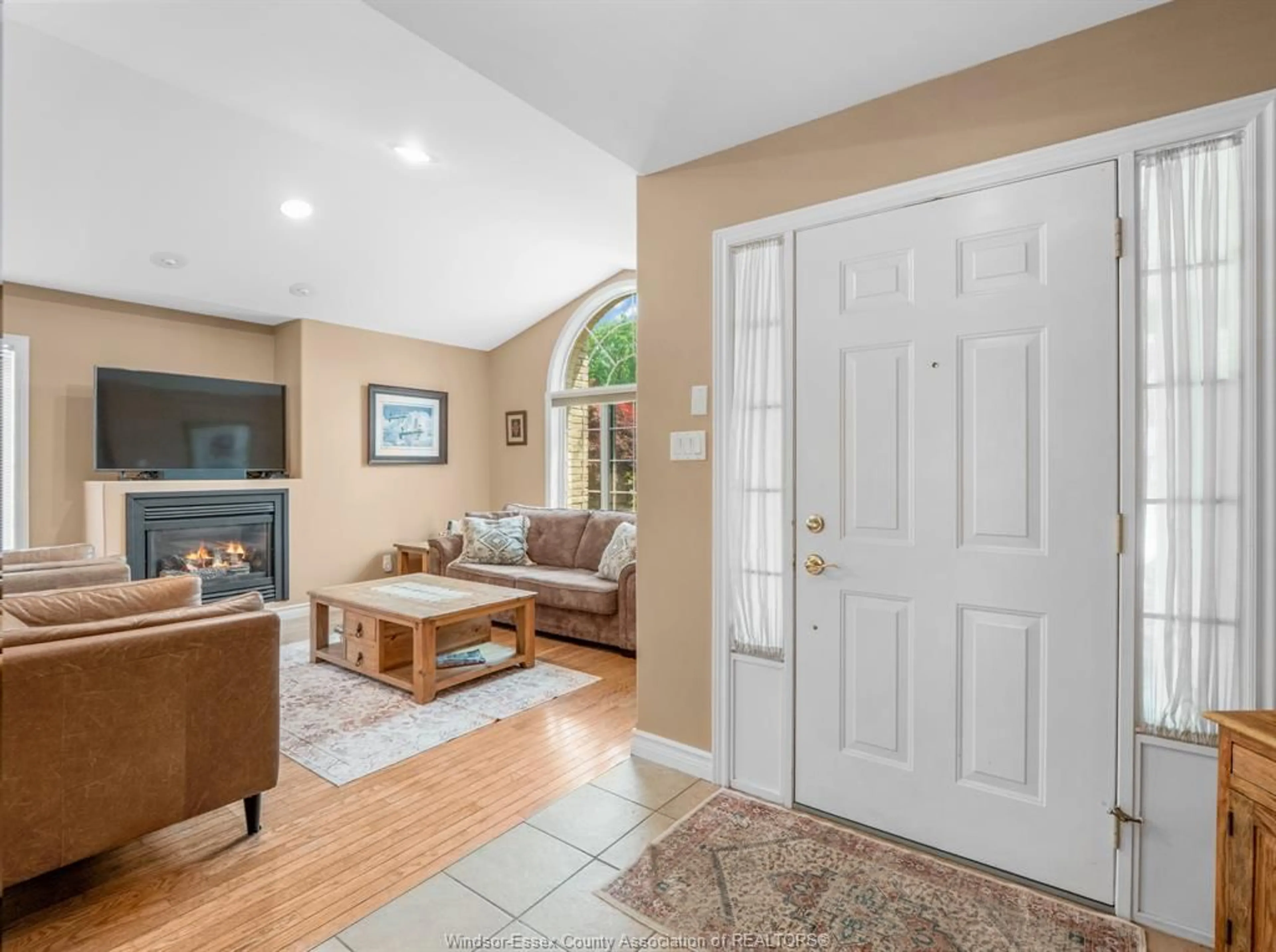 Indoor entryway for 1520 BOUFFARD, LaSalle Ontario N9J 1H2