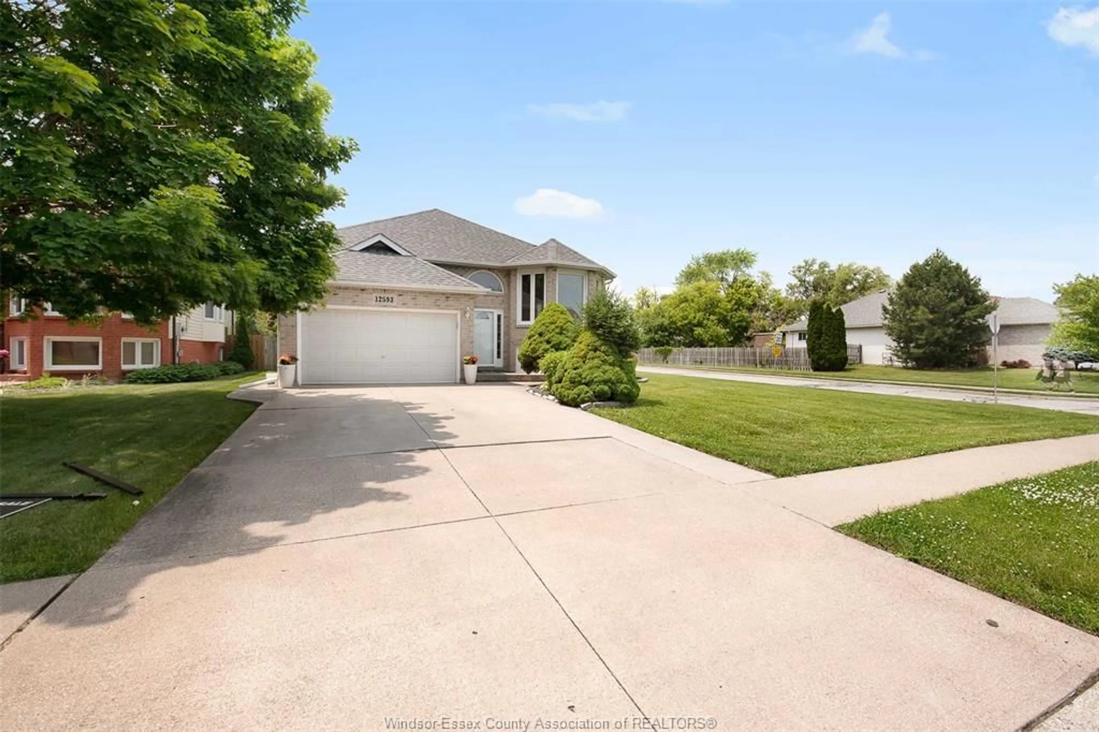 A pic from outside/outdoor area/front of a property/back of a property/a pic from drone, street for 12593 LANOUE, Tecumseh Ontario N8N 4V5
