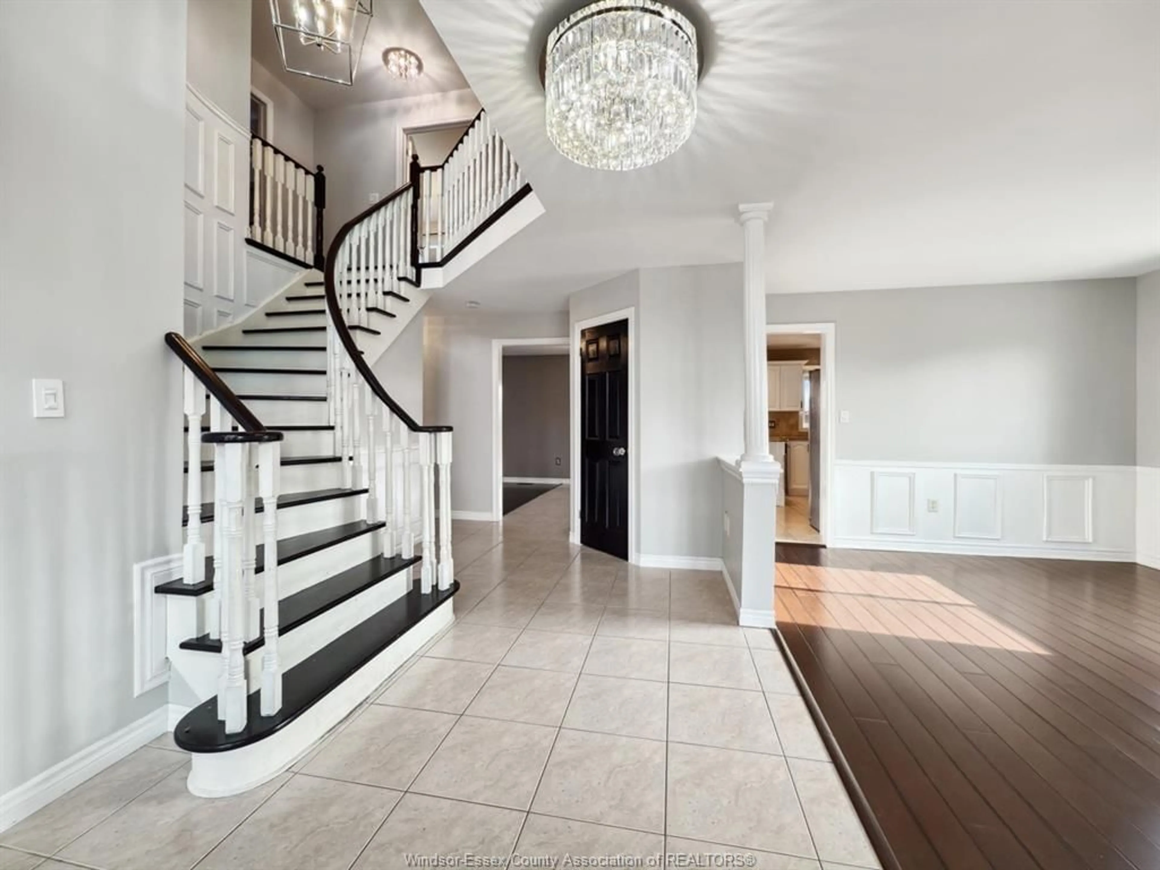 Indoor foyer for 157 ROCKHAVEN, Lakeshore Ontario N9K 1E4