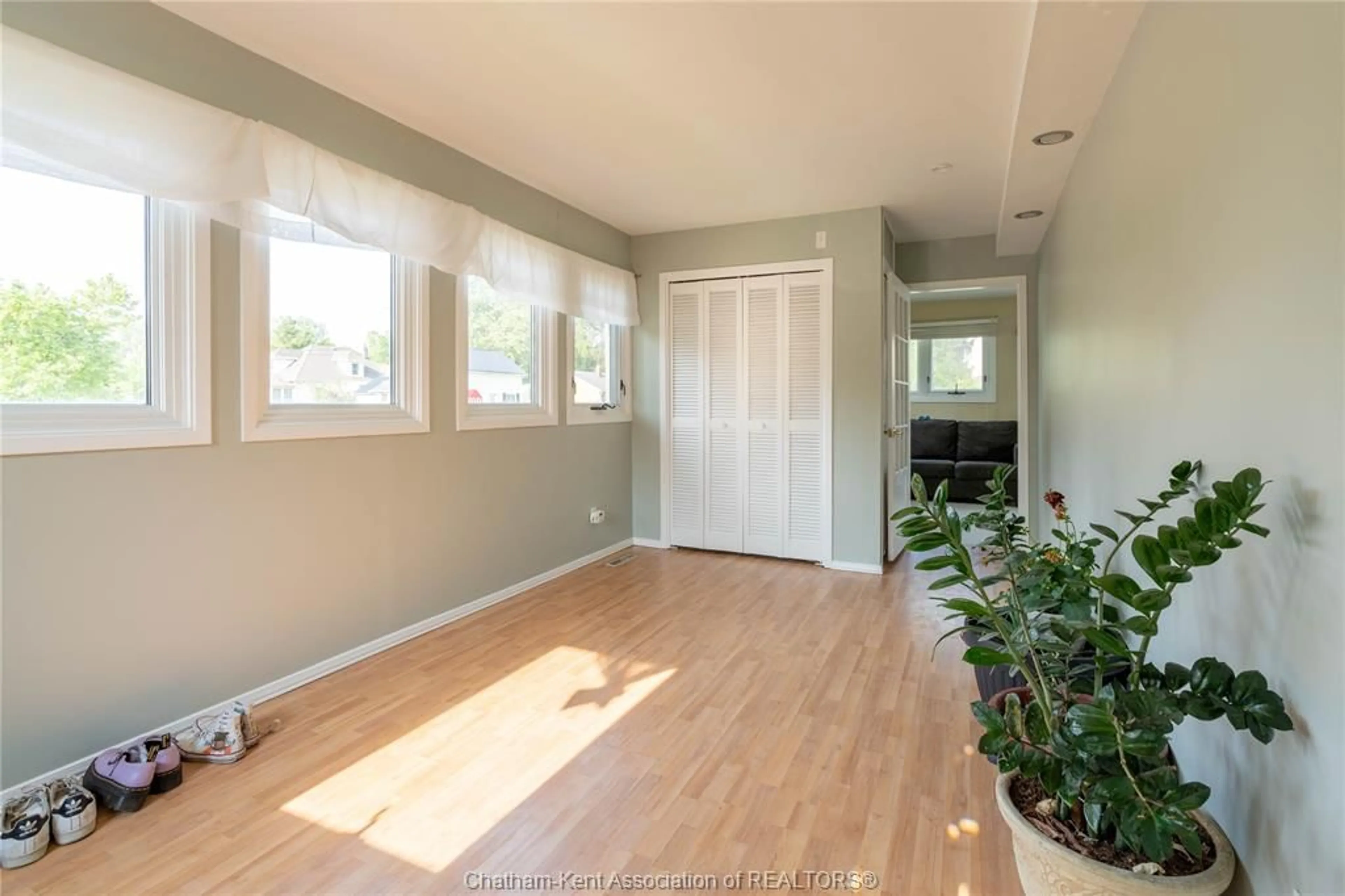 Indoor entryway for 12 MONTGOMERY St, Leamington Ontario N8H 1Z9