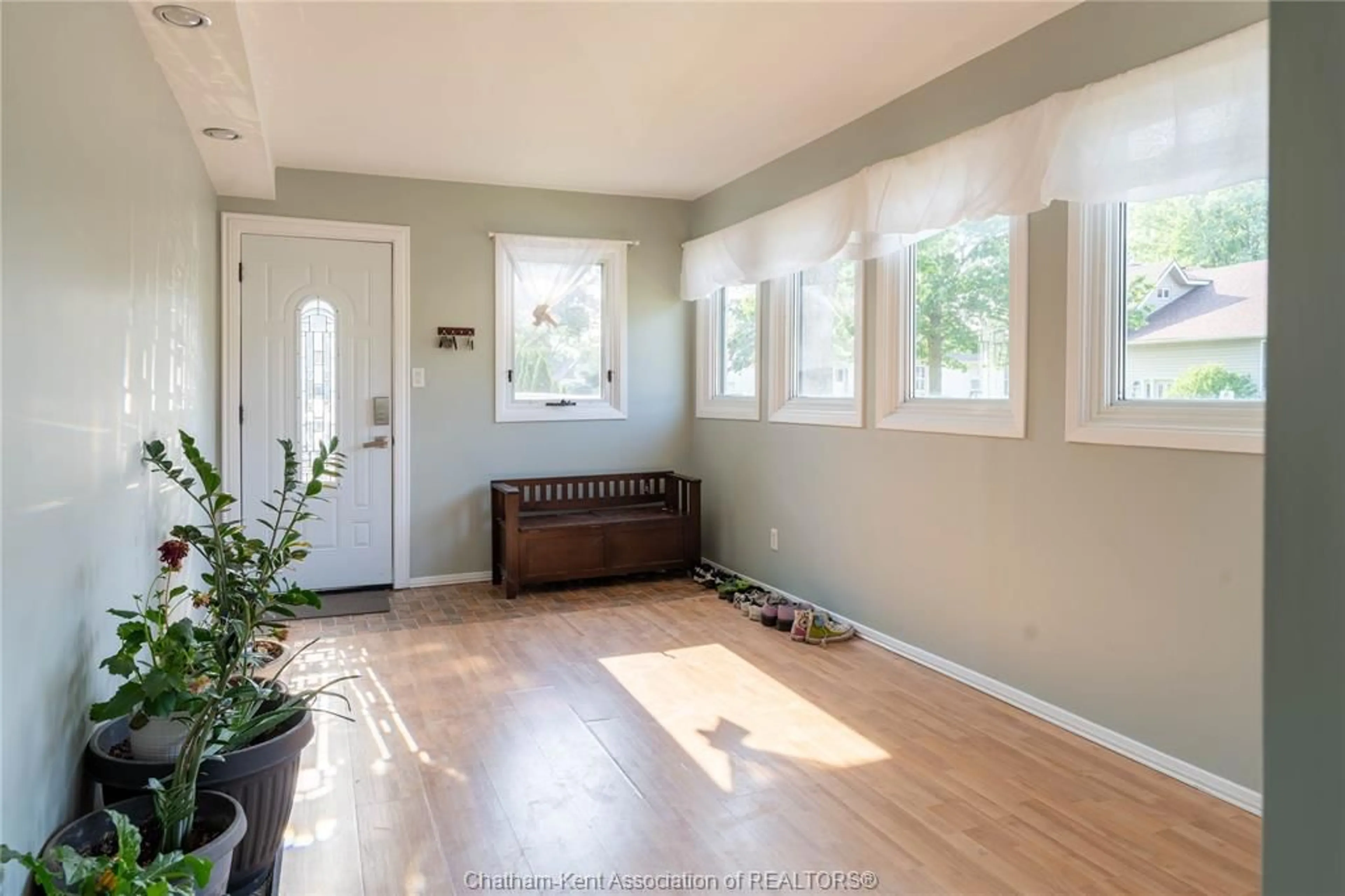 Indoor entryway for 12 MONTGOMERY St, Leamington Ontario N8H 1Z9