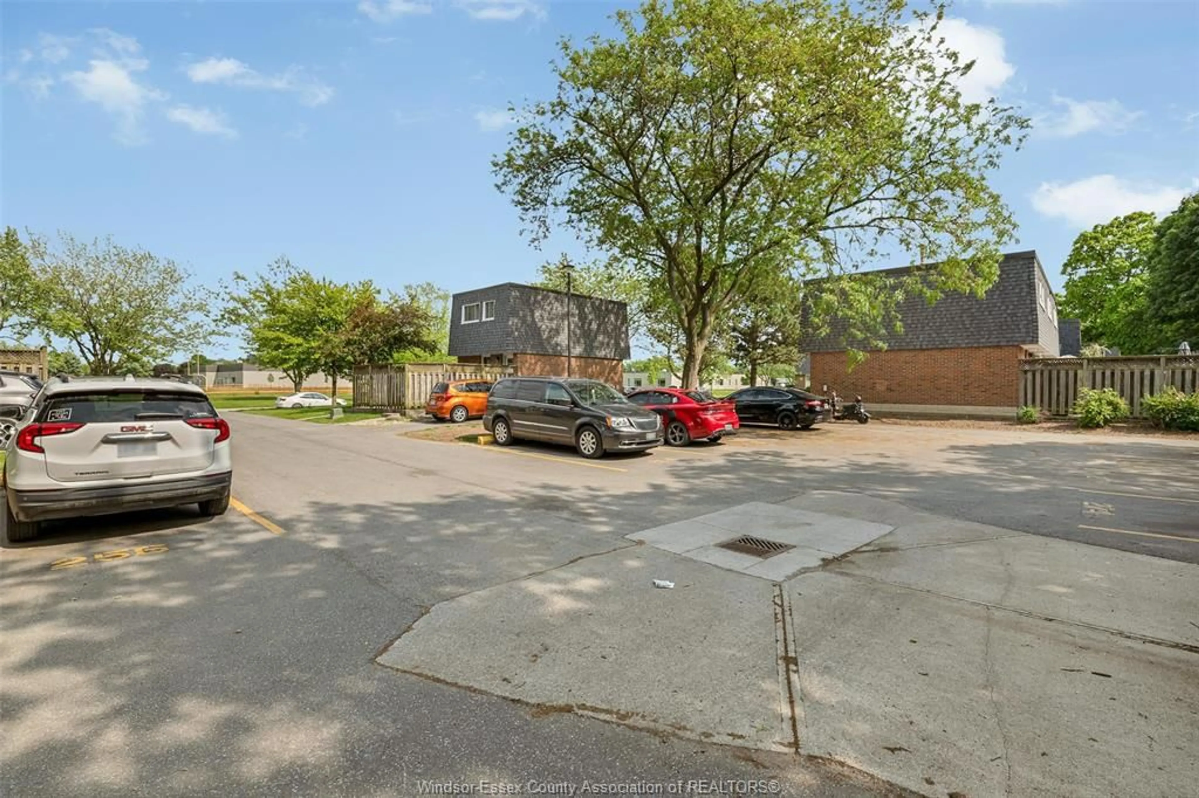 A pic from outside/outdoor area/front of a property/back of a property/a pic from drone, street for 266 Victoria St, Amherstburg Ontario N9V 2K5