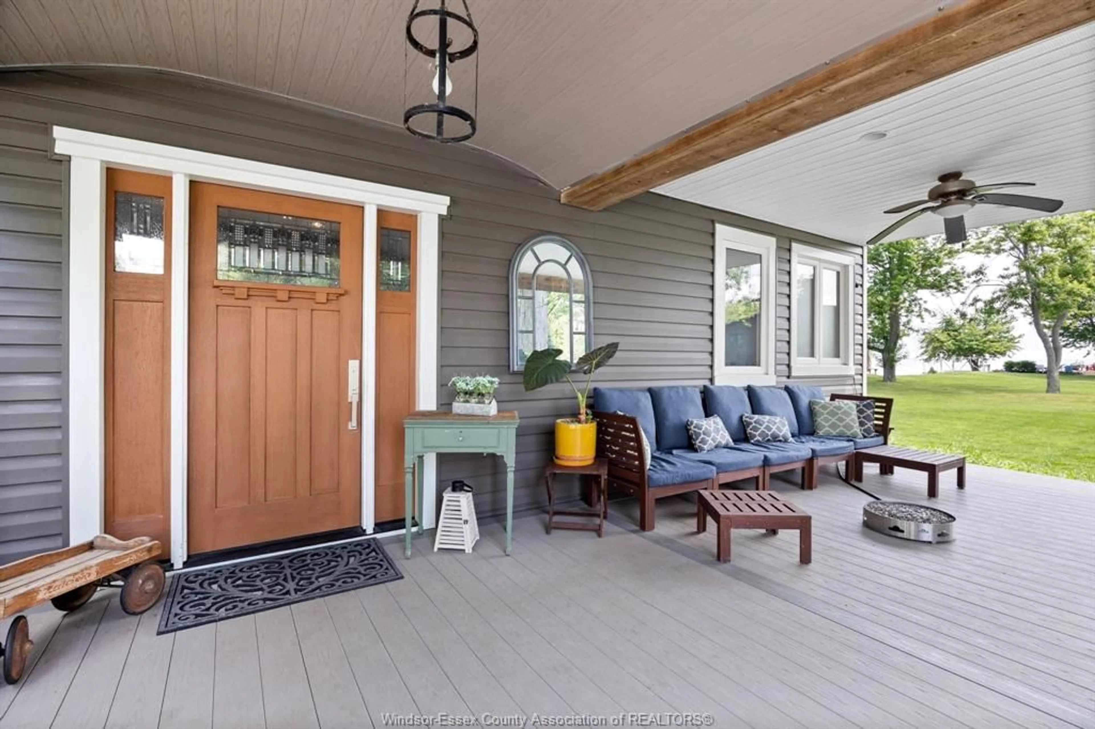 Indoor entryway for 1028 LILYDALE Ave, Lakeshore Ontario N0R 1A0