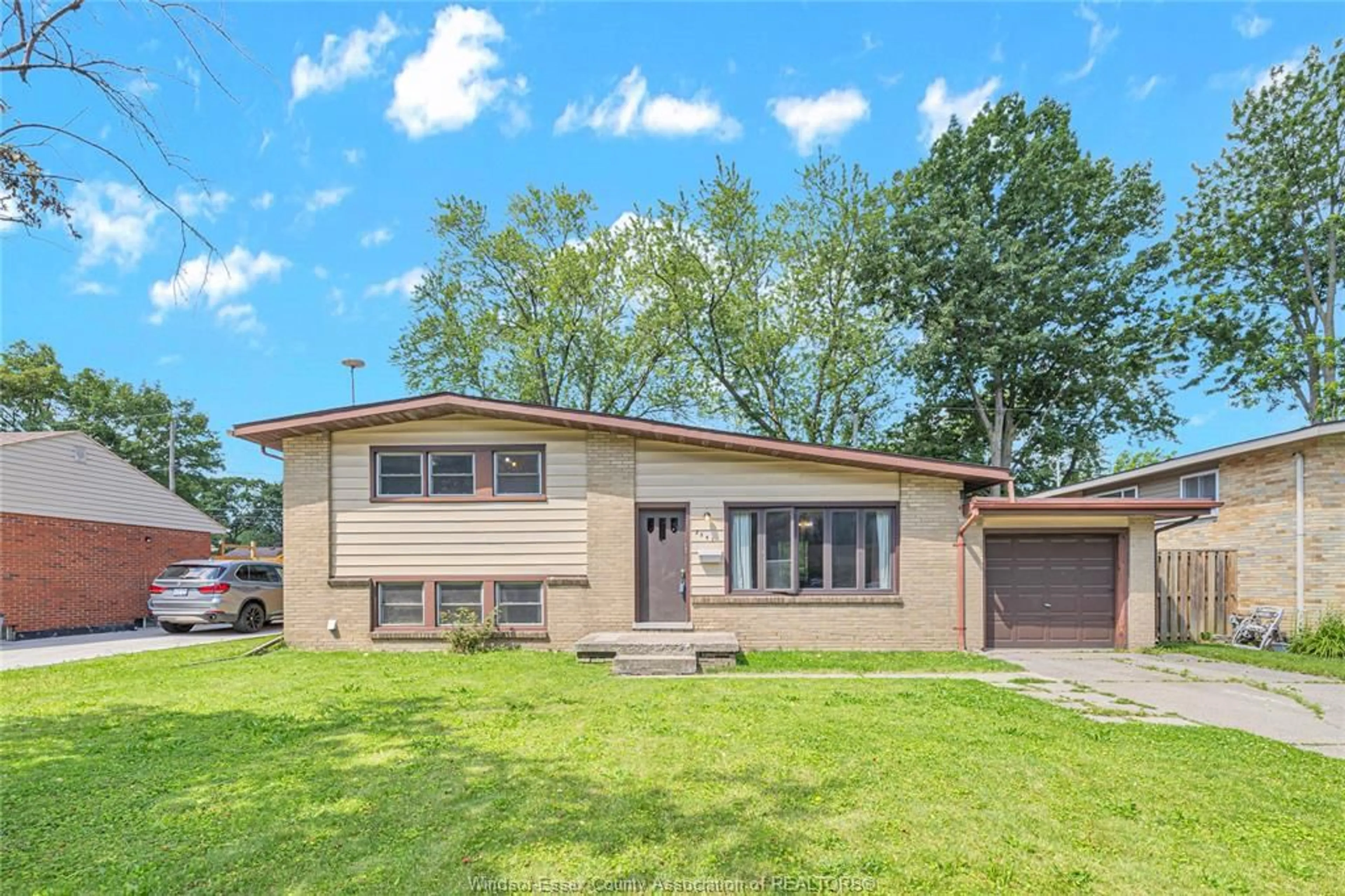 Home with vinyl exterior material, street for 3341 EVERTS, Windsor Ontario N9E 2V7