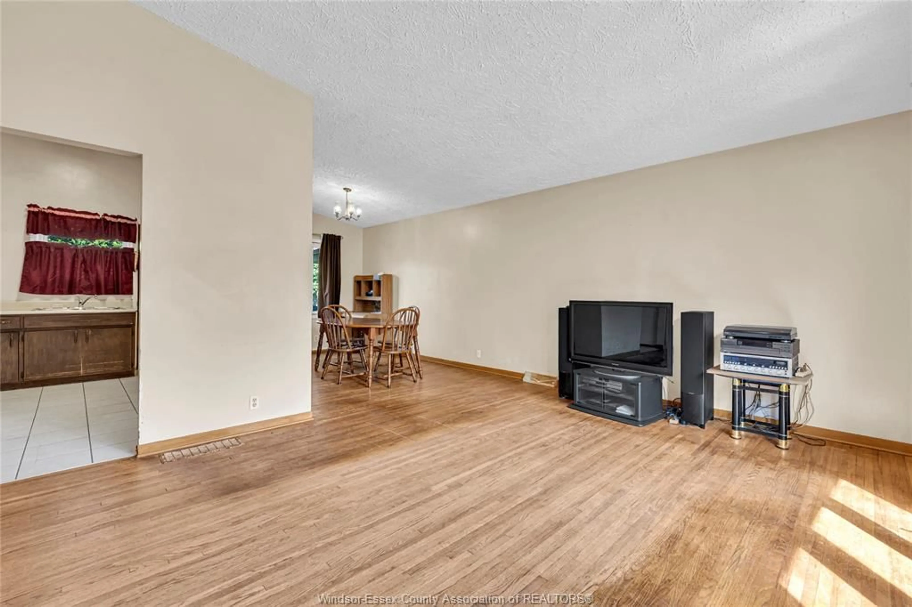 A pic of a room for 3341 EVERTS, Windsor Ontario N9E 2V7