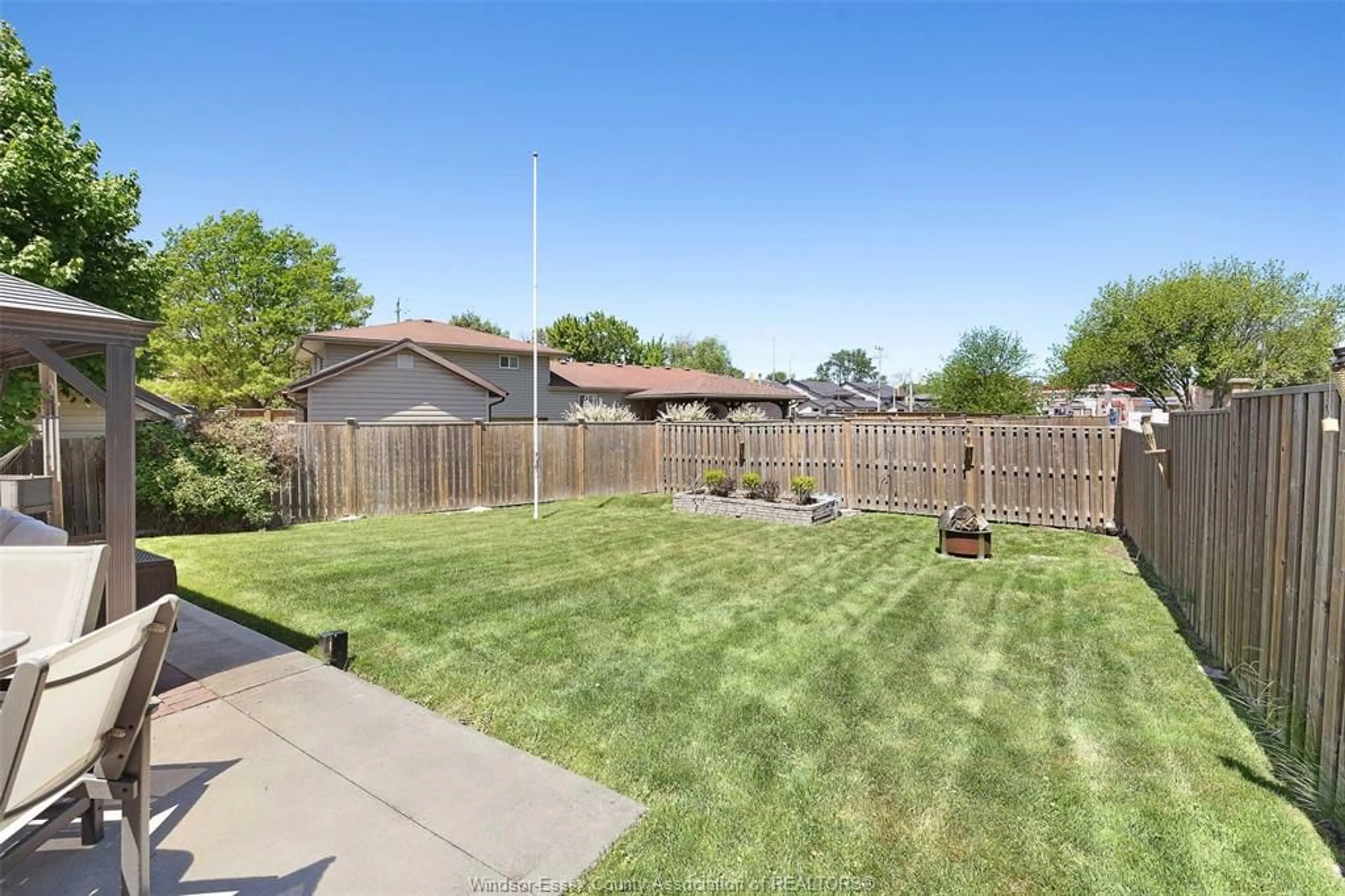 A pic from outside/outdoor area/front of a property/back of a property/a pic from drone, street for 220 KING JAMES Ave, Lakeshore Ontario N0R 1A0