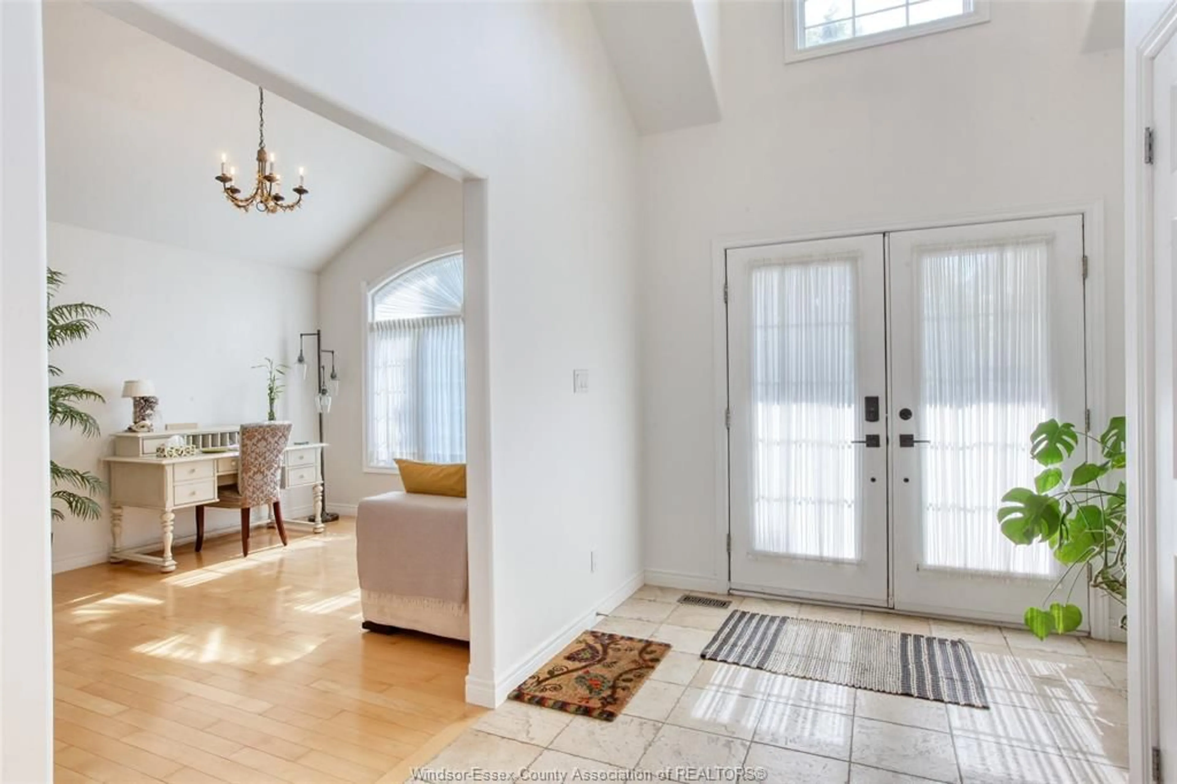 Indoor entryway for 4289 BARTON, Windsor Ontario N9G 2Z1