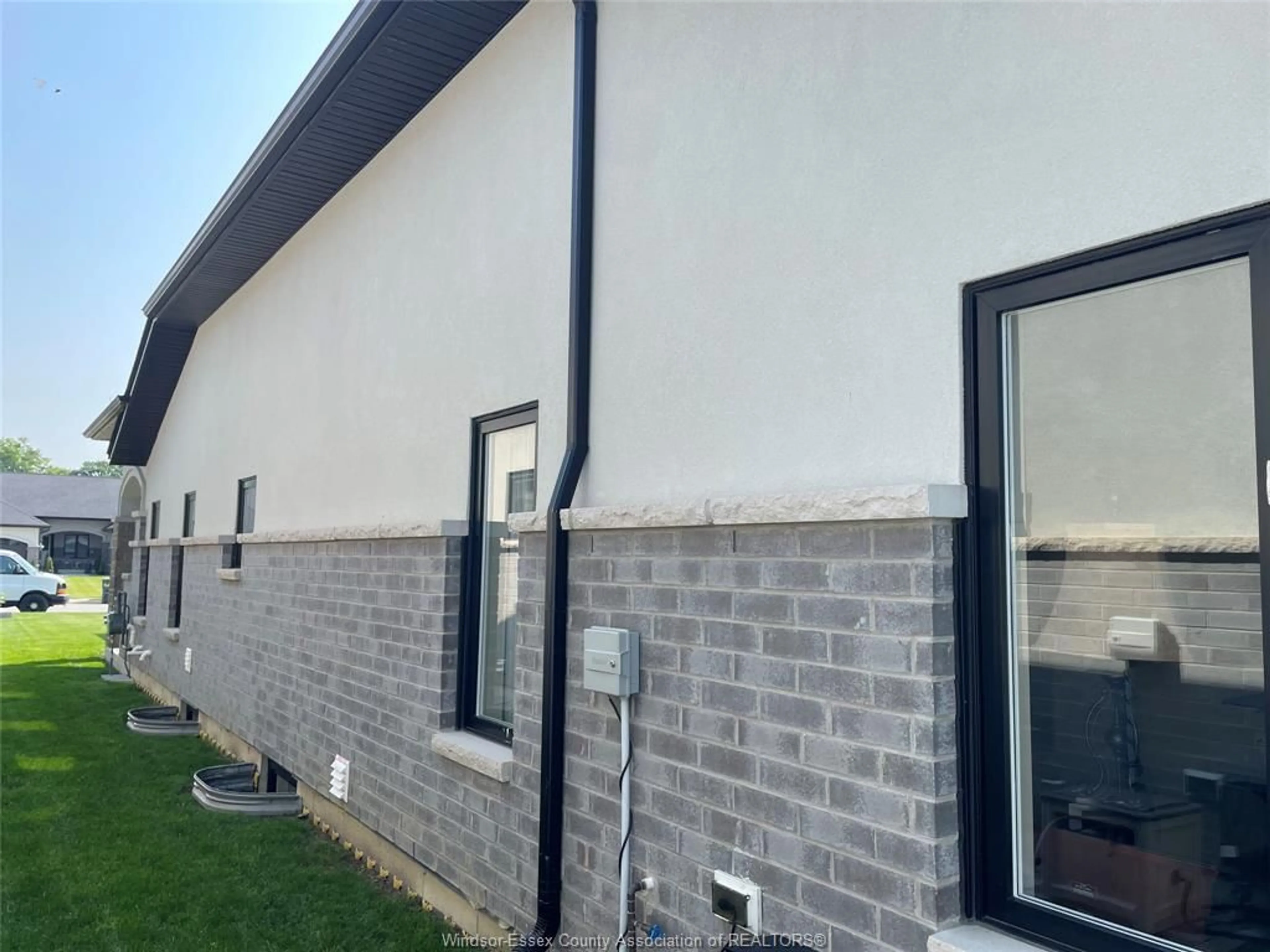 Home with vinyl exterior material, building for 94 HOUGHTON St, Essex Ontario N8M 0A5