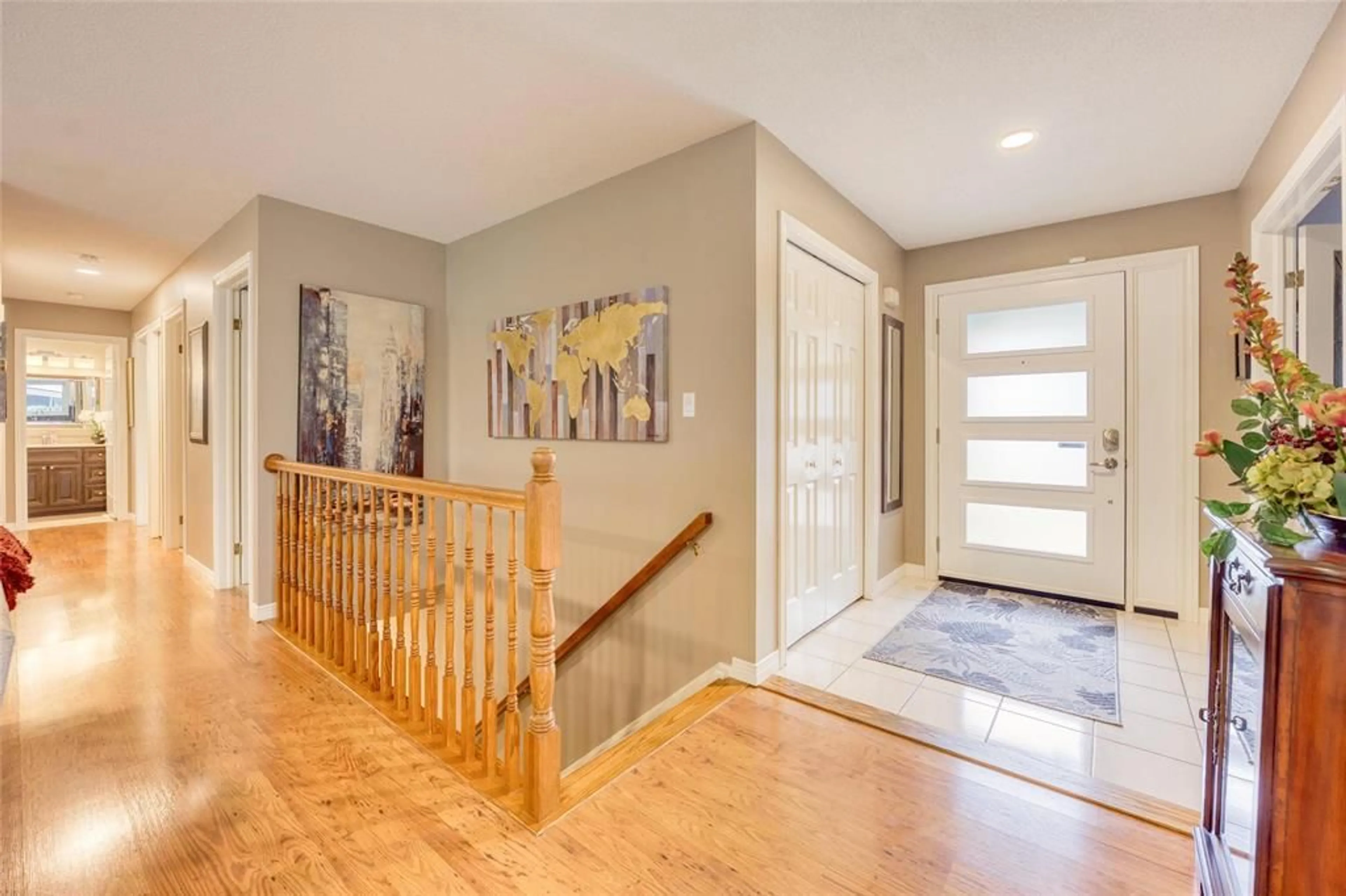 Indoor entryway for 1058 FINCH Dr, Sarnia Ontario N7S 6A8