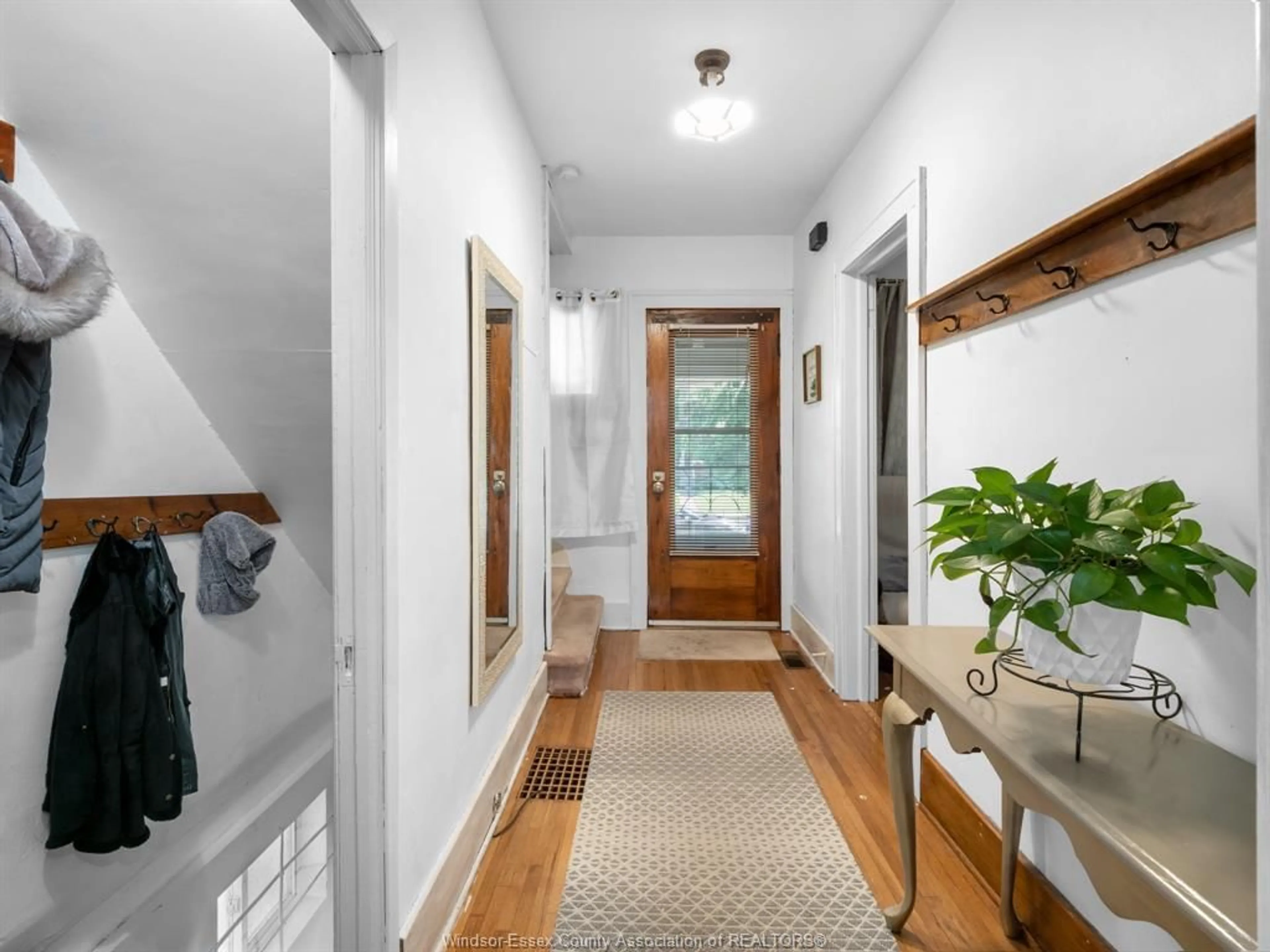 Indoor entryway for 1481 BENJAMIN, Windsor Ontario N8X 4N2