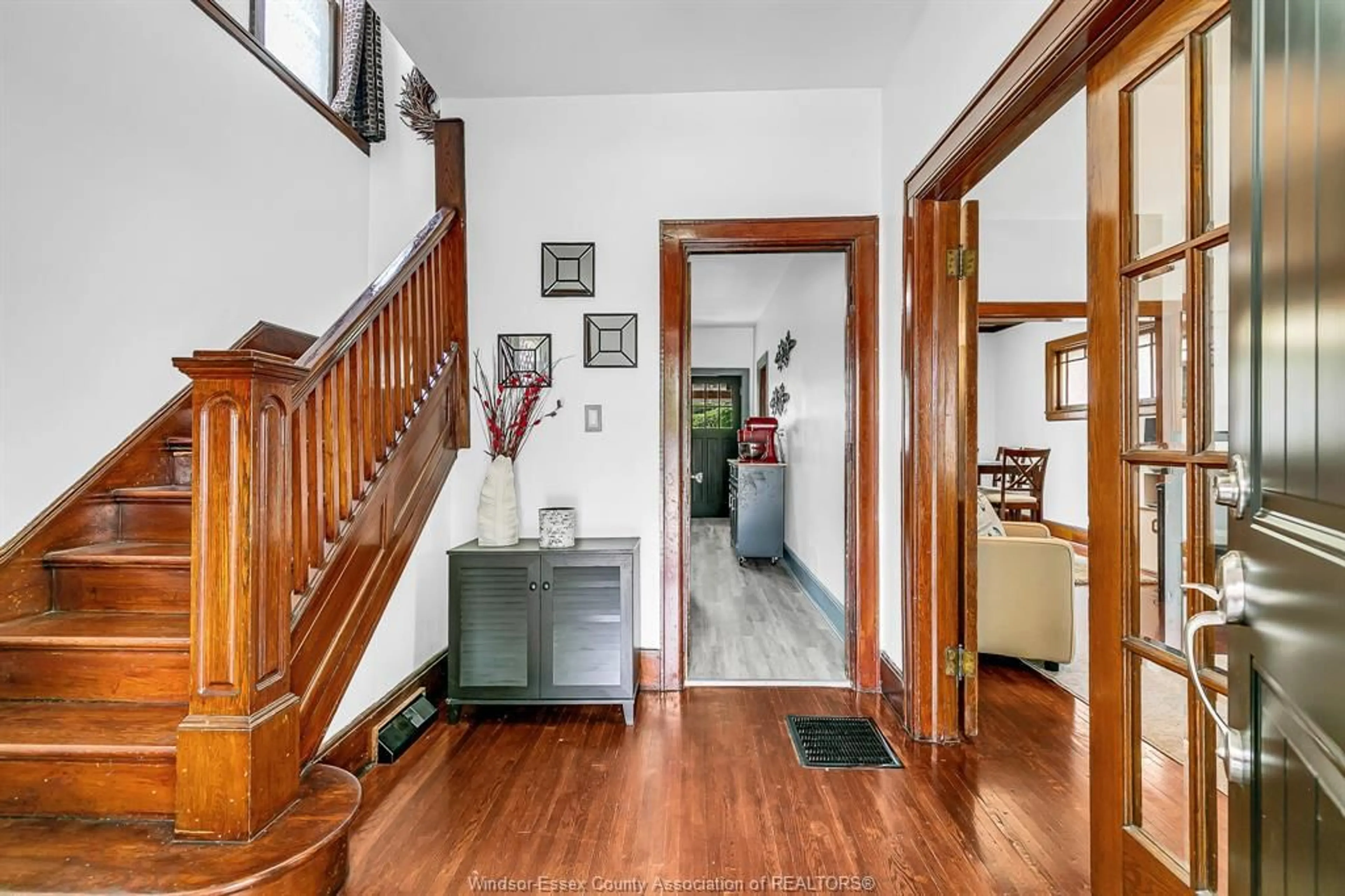 Indoor foyer for 1463 PELISSIER St, Windsor Ontario N8X 1M7